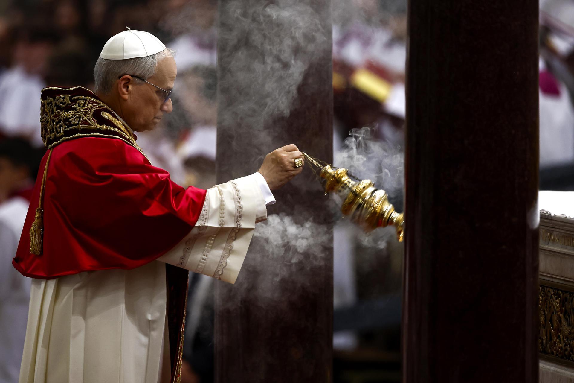 El Papa León XIV durante la visita para tomar posesión de la Basílica de San Pablo Extramuros, en Roma, Italia, 20 de mayo de 2025. (Papa, Italia, Roma) EFE/EPA/ANGELO CARCONI