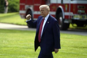 El presidente estadounidense, Donald Trump, sale en el Marine One desde el jardín sur de la Casa Blanca, Washington, D.C., EE.UU. EFE/WILL OLIVER