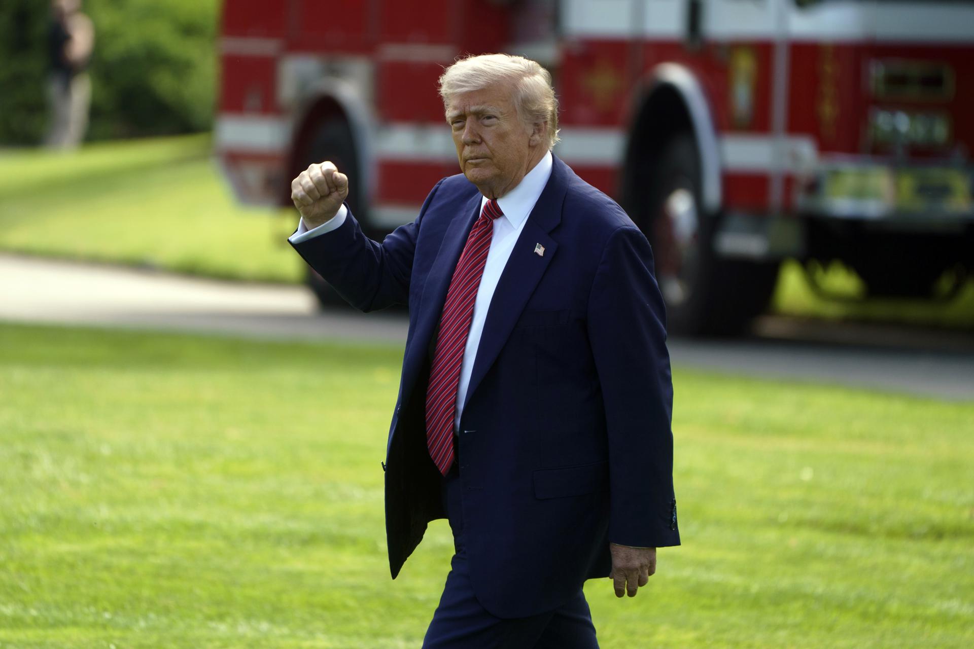 El presidente estadounidense, Donald Trump, sale en el Marine One desde el jardín sur de la Casa Blanca, Washington, D.C., EE.UU. EFE/WILL OLIVER