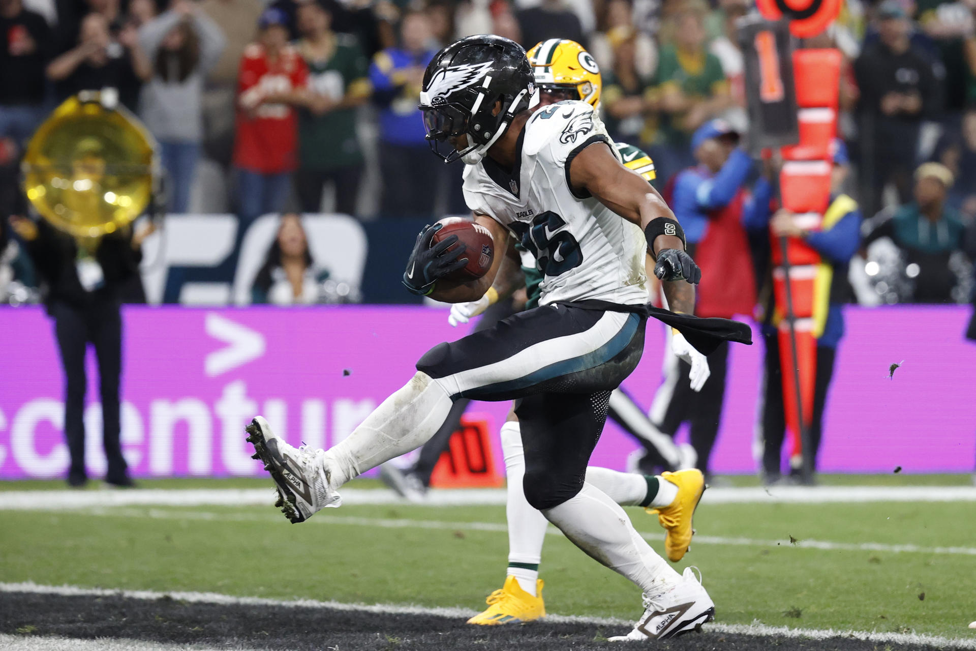 Saquon Barkley, de los Philadelphia Eagles, en una imagen de archivo en un un partido de la NFL entre Green Bay Packers y su equipo en el estadio Neo Química Arena en São Paulo (Brasil). EFE/ Sebastiao Moreira
