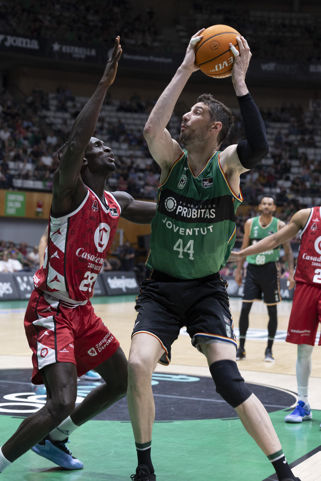 El jugador del Joventut Badalona, Tomic junto al del Casademont Zaragoza, Traoré este sábado, en el partido correspondiente de la jornada 33 de la liga Endesa en Badalona. EFE/ Marta Pérez