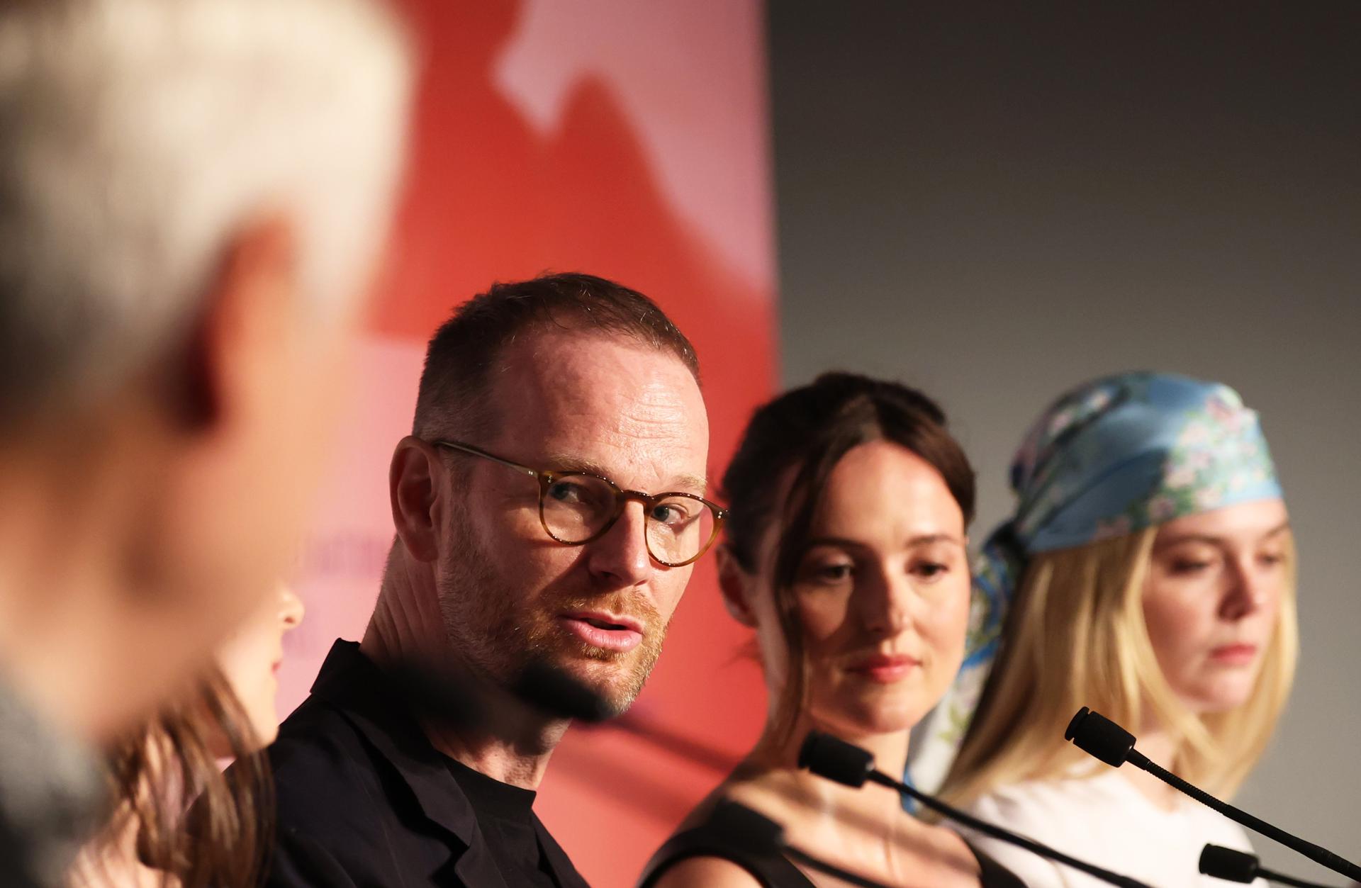 (De izq a dcha) El director Joachim Trier, Renate Reinsve y Elle Fanning asisten a la conferencia de prensa de 'Affeksjonsverdi (Sentimental Value)' durante el 78º Festival de Cine de Cannes, en Cannes, Francia, el 22 de mayo de 2025. El festival de cine se celebra del 13 al 24 de mayo de 2025. (Cine, Francia) EFE/EPA/MOHAMMED BADRA / POOL