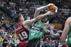 El jugador del Joventut Badalona, Tomic junto al del Casademont Zaragoza, Sulejmanovic este sábado, en el partido correspondiente de la jornada 33 de la liga Endesa en Badalona. EFE/ Marta Pérez