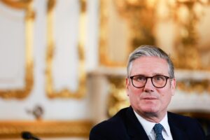 El primer ministro británico, Keir Starmer, durante una sesión plenaria en la cumbre Reino Unido-UE en Lancaster House en Londres, Gran Bretaña, el 19 de mayo de 2025. (Reino Unido, Londres) 
EFE/EPA/JASON ALDEN / POOL
 
//////////
 
London (United Kingdom), 19/05/2025.- British Prime Minister Keir Starmer looks on during a plenary session at the UK-EU summit at the Lancaster House in London, Britain, 19 May 2025. (Reino Unido, Londres) EFE/EPA/JASON ALDEN / POOL
