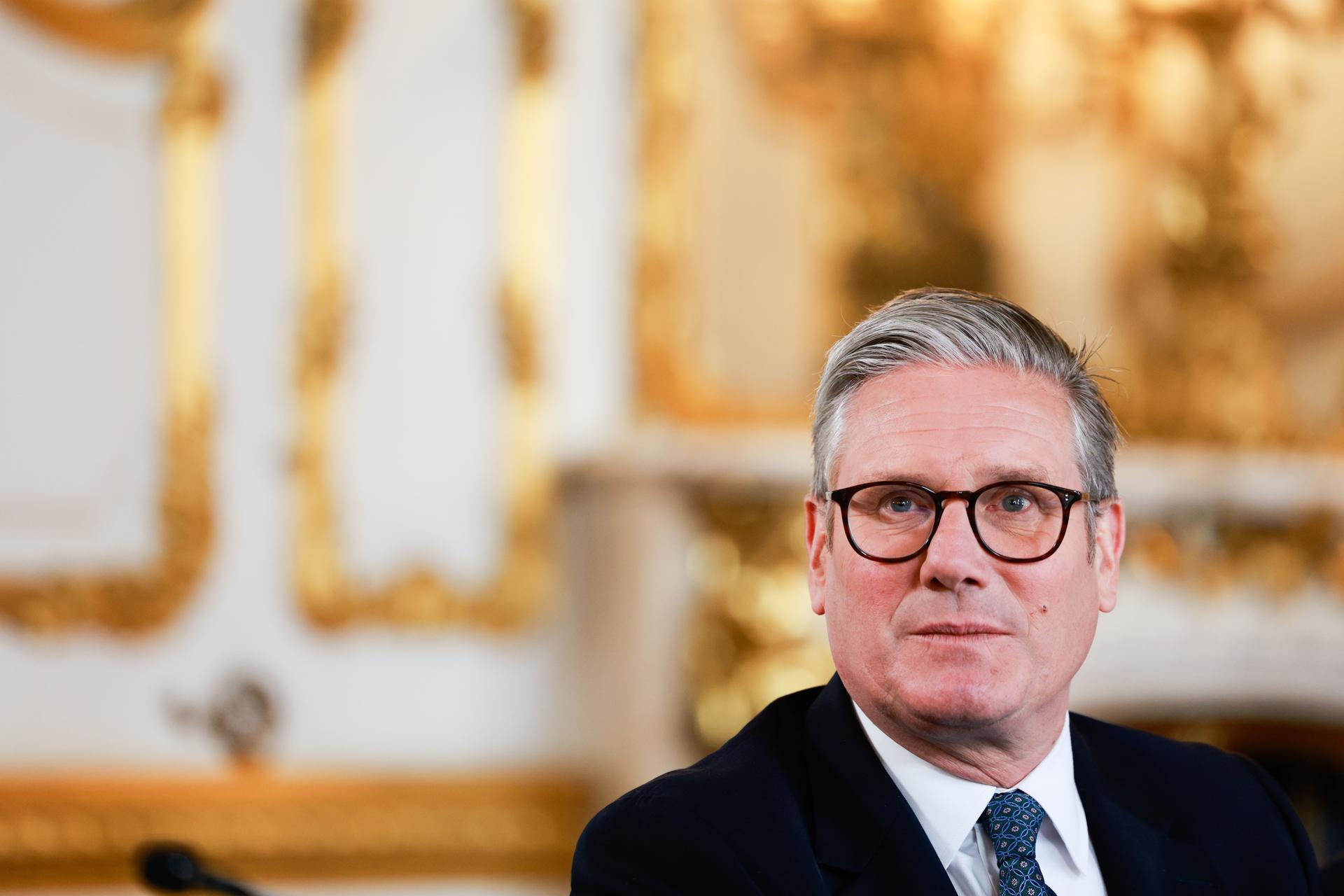 El primer ministro británico, Keir Starmer, durante una sesión plenaria en la cumbre Reino Unido-UE en Lancaster House en Londres, Gran Bretaña, el 19 de mayo de 2025. (Reino Unido, Londres) 
EFE/EPA/JASON ALDEN / POOL
 
//////////
 
London (United Kingdom), 19/05/2025.- British Prime Minister Keir Starmer looks on during a plenary session at the UK-EU summit at the Lancaster House in London, Britain, 19 May 2025. (Reino Unido, Londres) EFE/EPA/JASON ALDEN / POOL