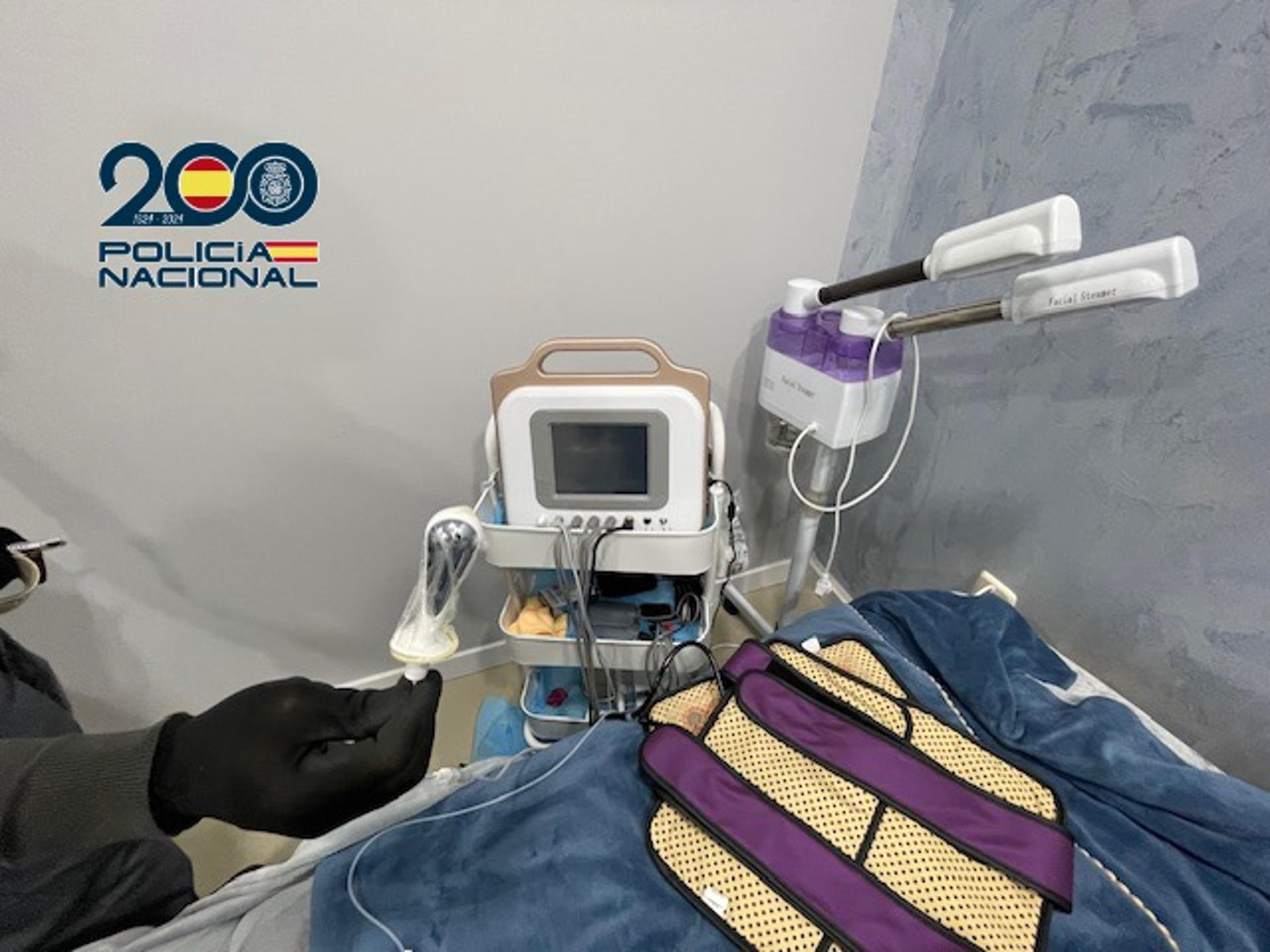 La Policía Nacional ha detenido en Fuenlabrada (Madrid) a dos mujeres que realizaban tratamientos médico-estéticos de forma ilegal. Desarrollaban su actividad delictiva en centros de belleza y ofrecían servicios a domicilio utilizando sus vehículos particulares para transportar el material. Se ha llevado a cabo la entrada y registro de dos locales y de un vehículo, procediéndose a la detención de dos mujeres como presuntas responsables de los delitos contra la salud pública e intrusismo profesional. EFE/ Policía Nacional / ***SOLO USO EDITORIAL/SOLO DISPONIBLE PARA ILUSTRAR LA NOTICIA QUE ACOMPAÑA (CRÉDITO OBLIGATORIO)***