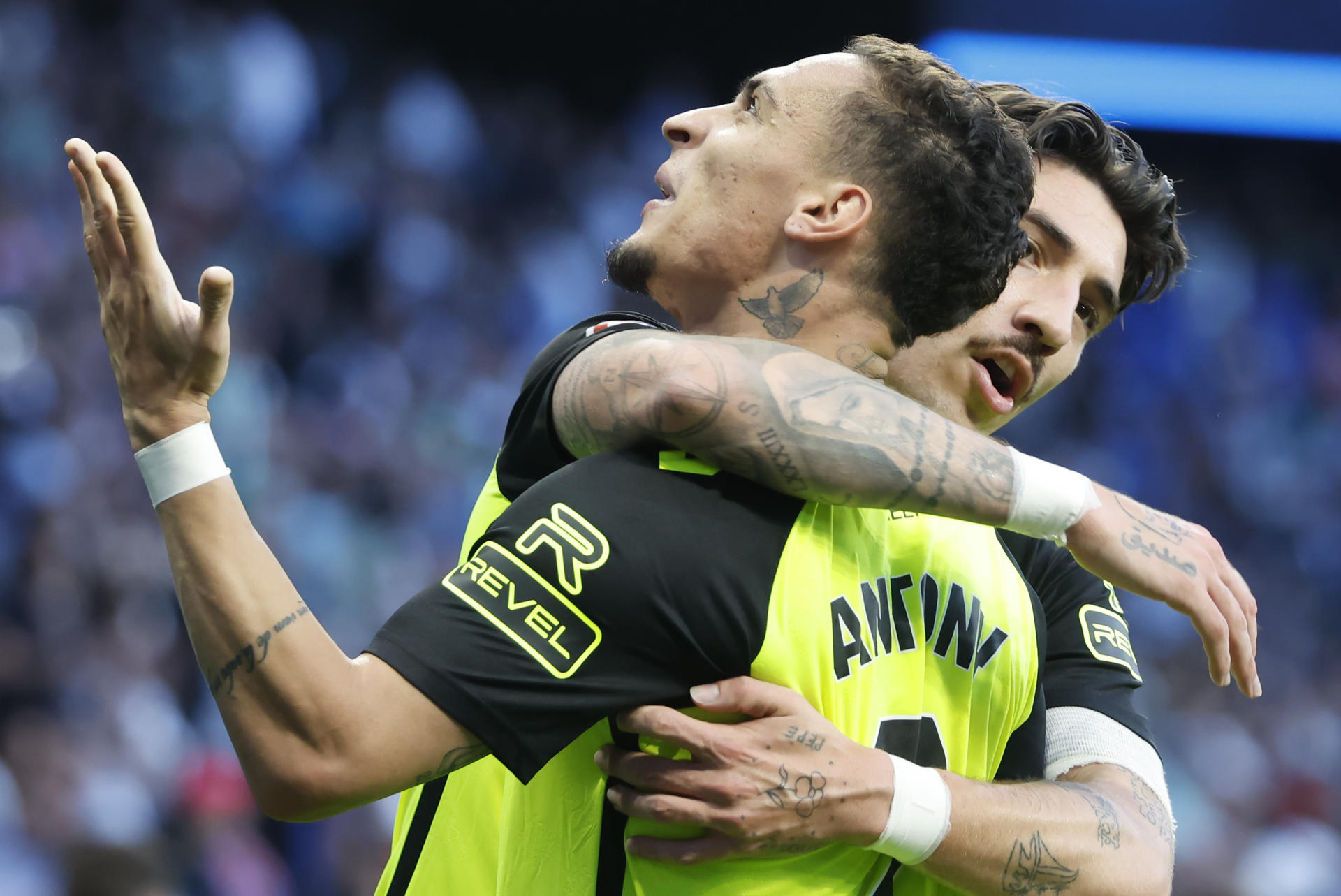 El delantero del Betis Antony dos Santos (i) celebra con Héctor Bellerín tras marcar el segundo gol ante el Espanyol, durante el partido de la jornada 34 de LaLiga EA Sports que RCD Espanyol y Real Betis Balompié han disputado en el RCDE Stadium de Cornellá de Llobregat (Barcelona). EFE/Andreu Dalmau