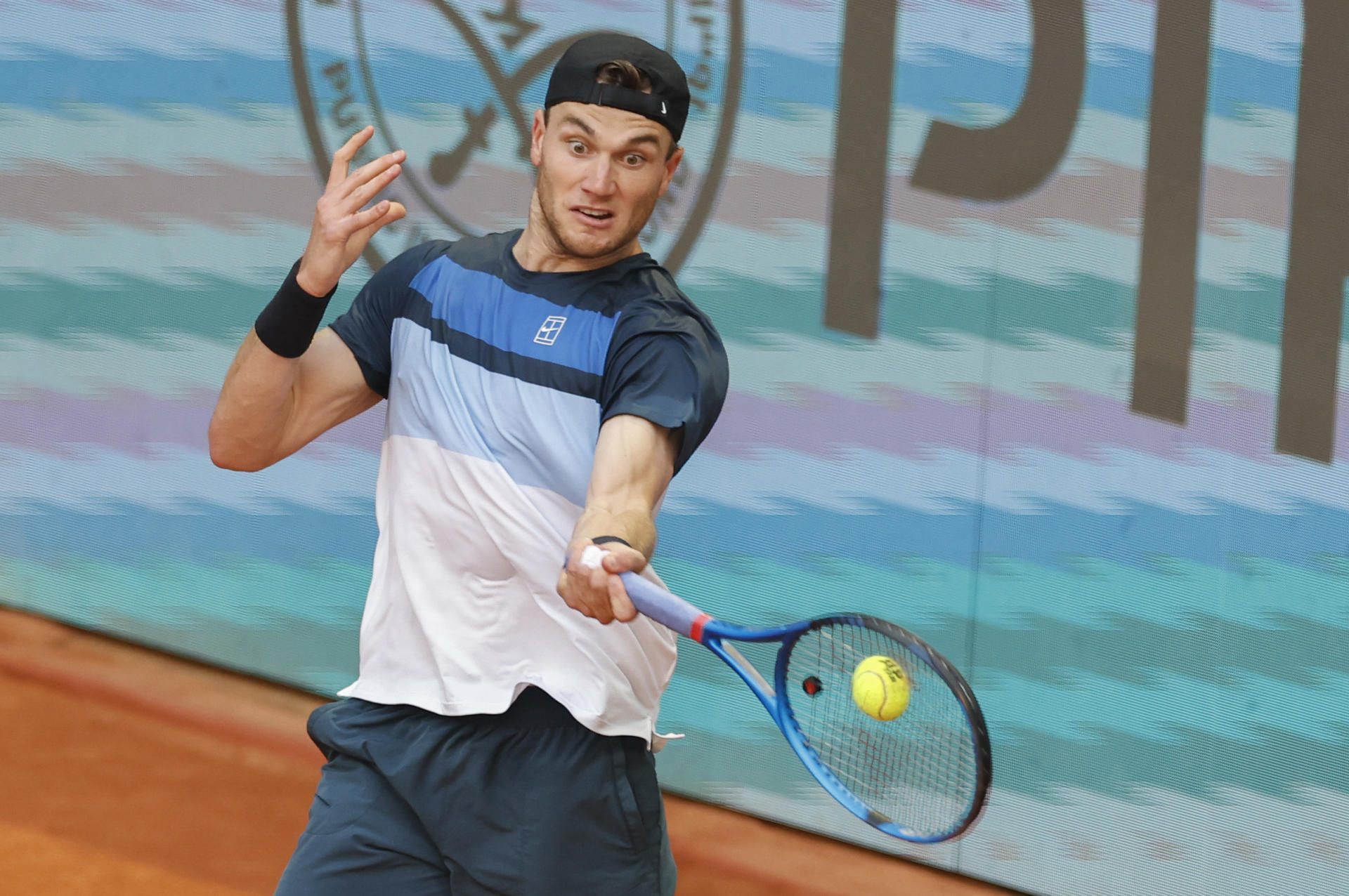 El tenista británico Jack Draper en acción ante el italiano Matteo Arnaldi durante el partido de cuartos de final del Mutua Madrid Open que disputan este jueves en las instalaciones de la Caja Mágica en Madrid. EFE/ Chema Moya