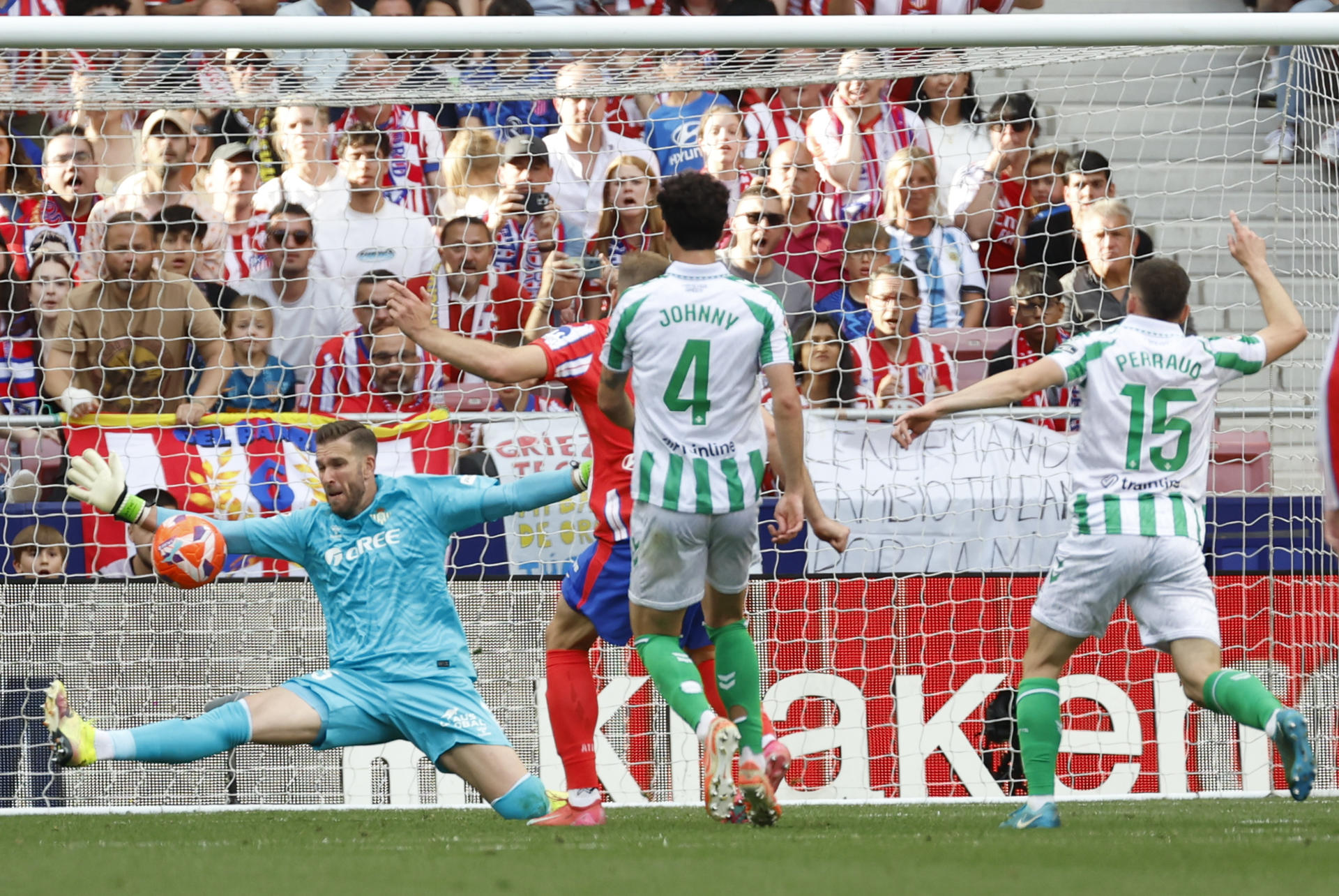 Ocasión de gol del delantero noruego del Atlético de Madrid Alexander Sorloth ante el portero del Betis Adrián San Miguel (i) durante el partido de la jornada 37 de LaLiga contra el Betis en el Riyadh Air Metropolitano en Madrid, este domingo. EFE/ Mariscal