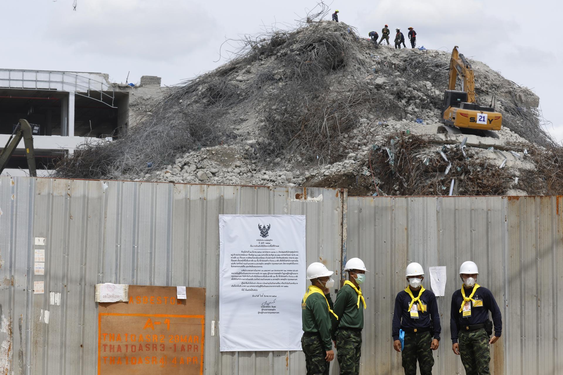 Fotografía de archivo de la montaña de escombros tras el derrumbe de un edificio en Bangkok a raíz de un terremoto en Birmania.
EFE/EPA/NARONG SANGNAK