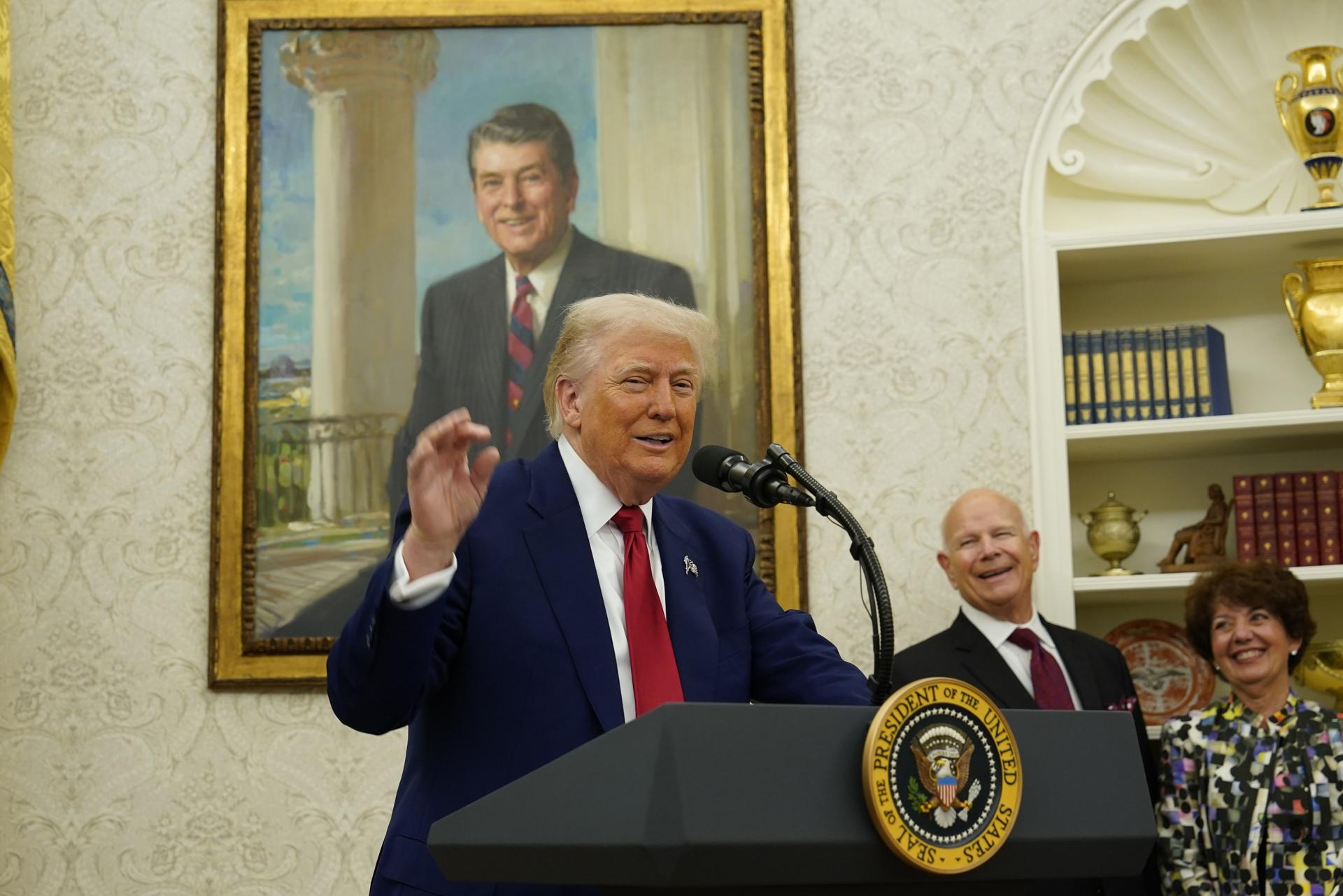El presidente de Estados Unidos, Donald Trump, habla en la ceremonia de juramentación de Jeanine Pirro como fiscal interina de Estados Unidos para el Distrito de Columbia, en la Oficina Oval de la Casa Blanca. EFE/EPA/Chris Kleponis - Pool via CNP / POOL