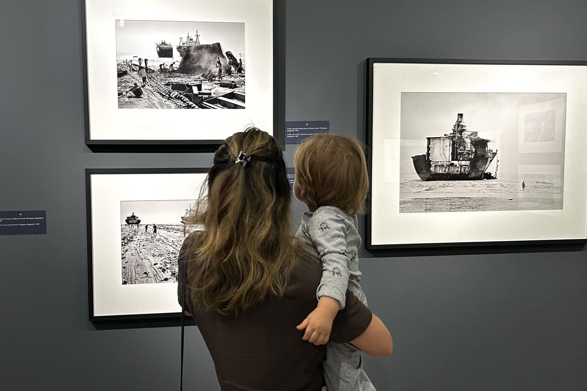 Personas asisten a la inauguración de la exposición 'Trabajadores' de Sebastião Salgado este viernes, en Río de Janeiro (Brasil). EFE/ Antonio Lacerda