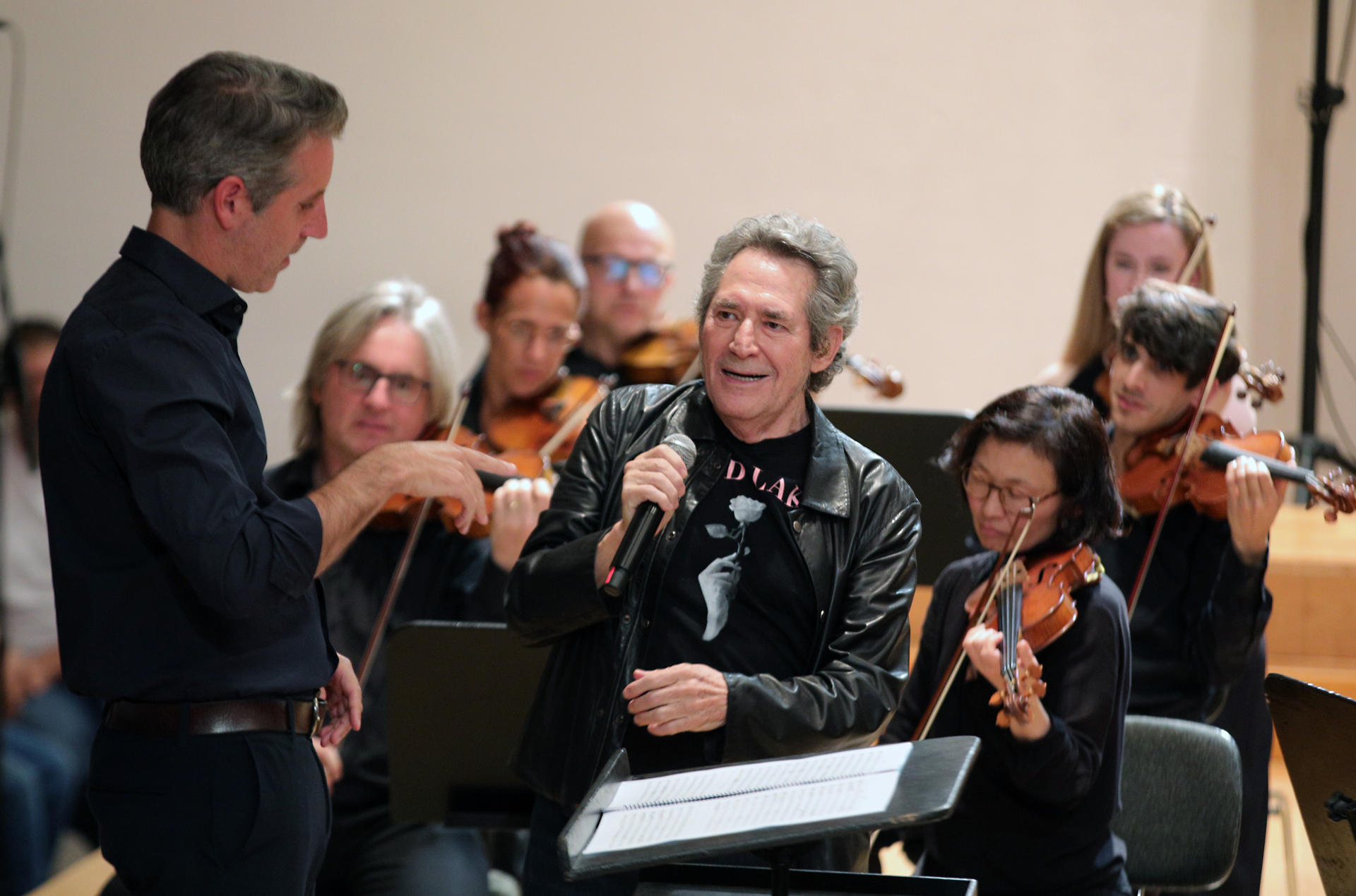El cantante granadino Miguel Rios durante la grabación del Himno a la Alegría con un coro de 1400 niños y la Orquesta Ciudad de Granada hoy miércoles en el auditorio Manuel de Falla de Granada. EFE/Pepe Torres.