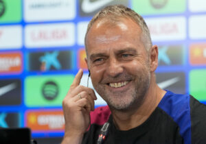 El entrenador del FC Barcelona, Hansi Flick, ofrece una rueda de prensa después del entrenamiento a puertas abiertas en la Ciutat Esportiva Joan Gamper en Sant Joan Despí (Barcelona). EFE/ Enric Fontcuberta