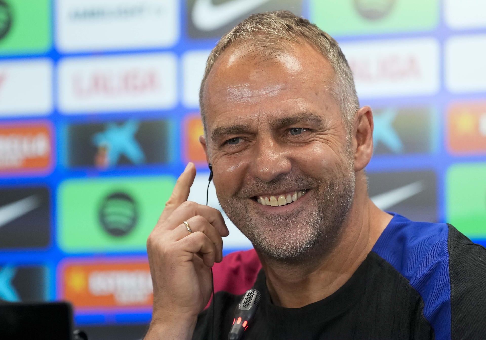 El entrenador del FC Barcelona, Hansi Flick, ofrece una rueda de prensa después del entrenamiento a puertas abiertas en la Ciutat Esportiva Joan Gamper en Sant Joan Despí (Barcelona). EFE/ Enric Fontcuberta