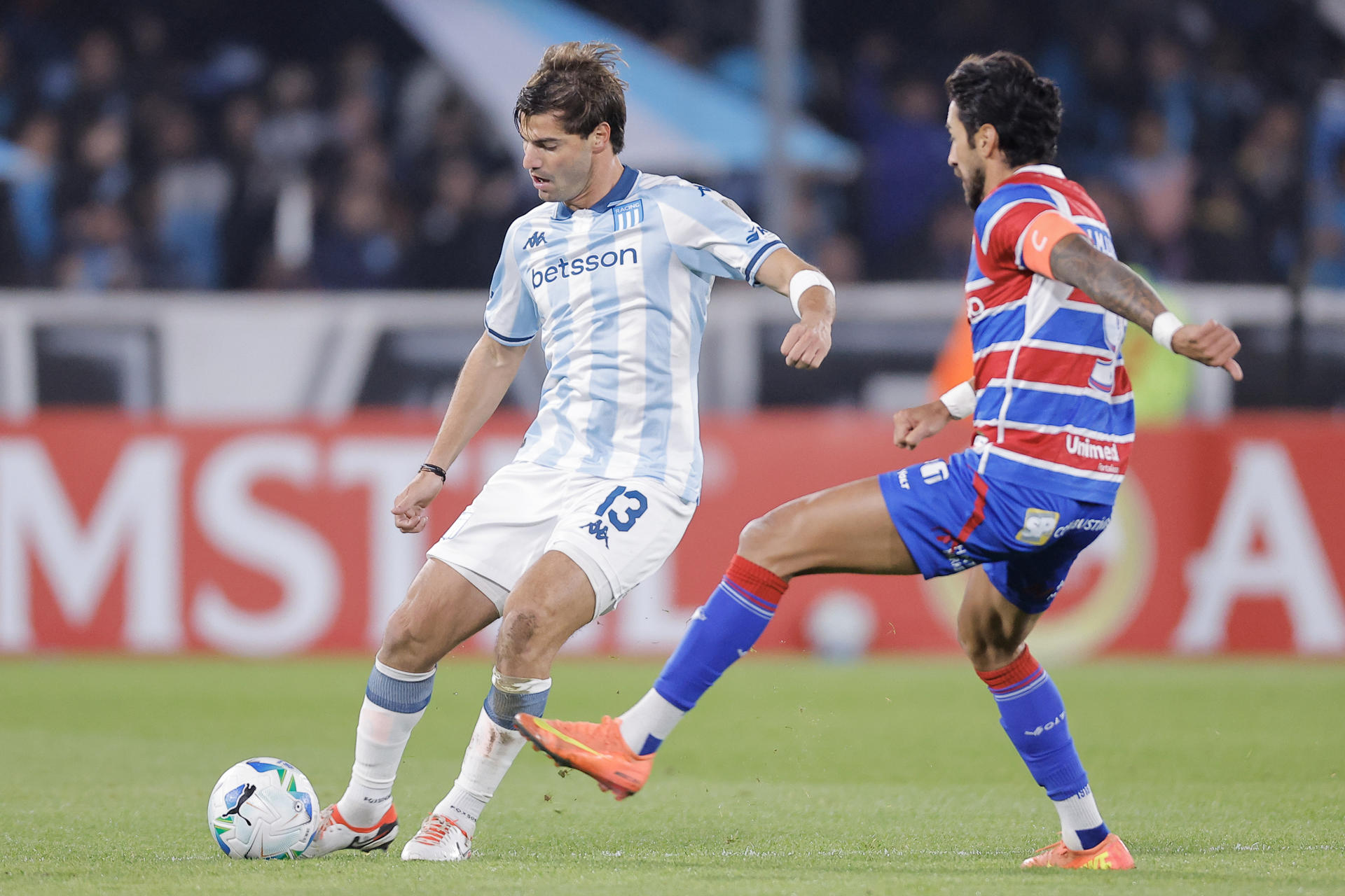 Santiago Sosa (i), de Racing, disputa un balón con Juan Martín Lucero, de Fortaleza, en partido de la Copa Libertadores en el estadio Presidente Perón en Avellaneda (Argentina). EFE/ Juan Ignacio Roncoroni
