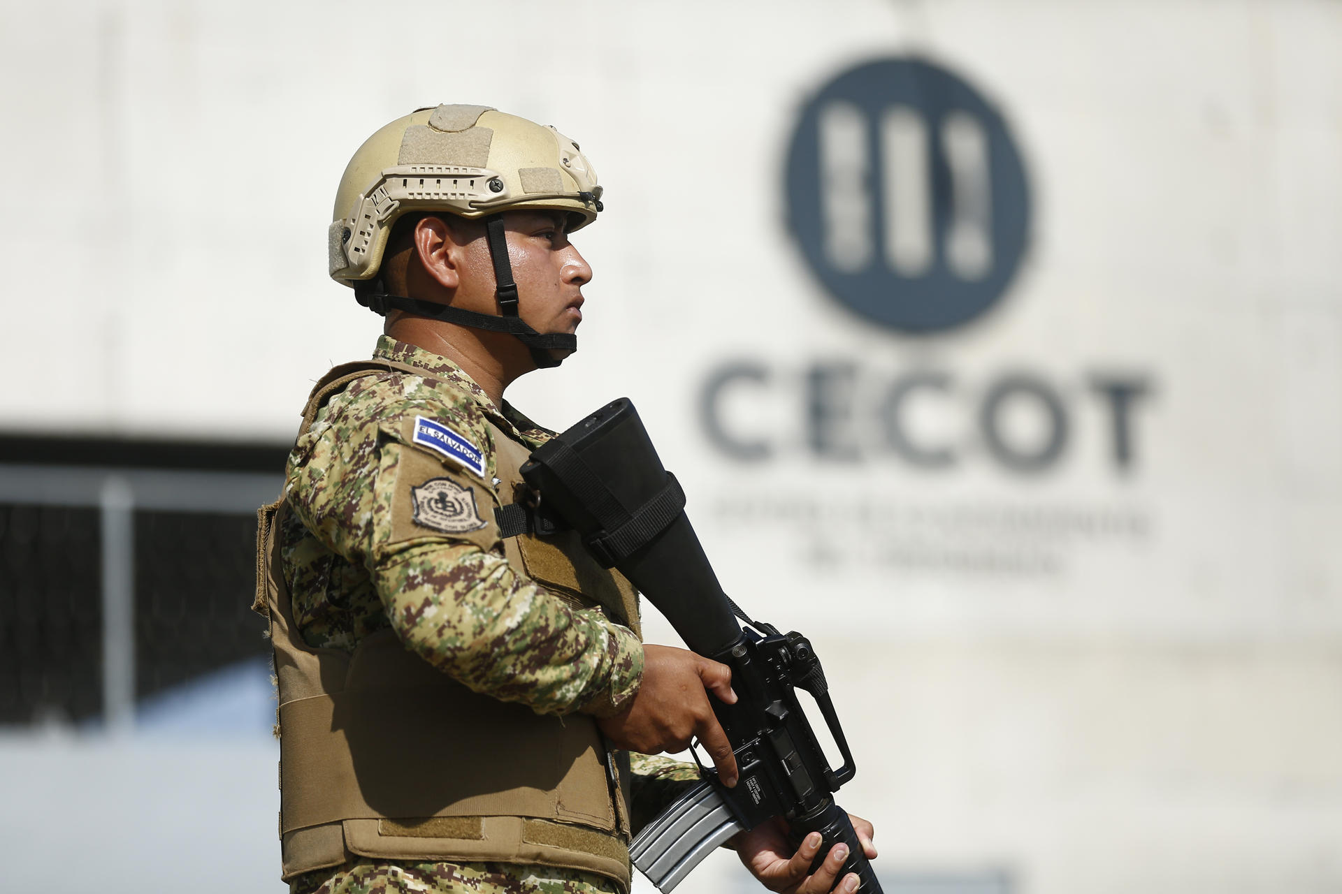 Fotografía de archivo, tomada el pasado 4 de abril, de un soldado al hacer guardia a las afueras del Centro de Confinamiento del Terrorismo (Cecot), en Tecoluca (El Salvador). EFE/Rodrigo Sura