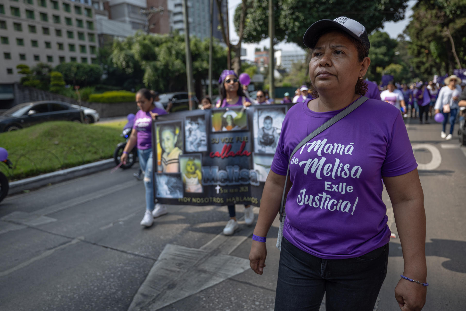 Anabela Chacón lidera una marcha para exigir justicia por el asesinato de su hija Melissa Palacios este domingo, en Ciudad de Guatemala (Guatemala). EFE/ David Toro