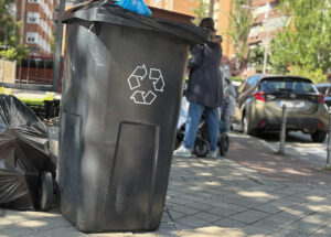 Con grandes disparidades por tipo de residuo, España celebra un año más el Día del Reciclaje lejos del aprobado, especialmente en envases de plástico y materia orgánica, un panorama que se espera mejorar con el futuro sistema de depósito y retorno de botellas y más educación e información al ciudadano. EFE/ Juan Carlos Gomi