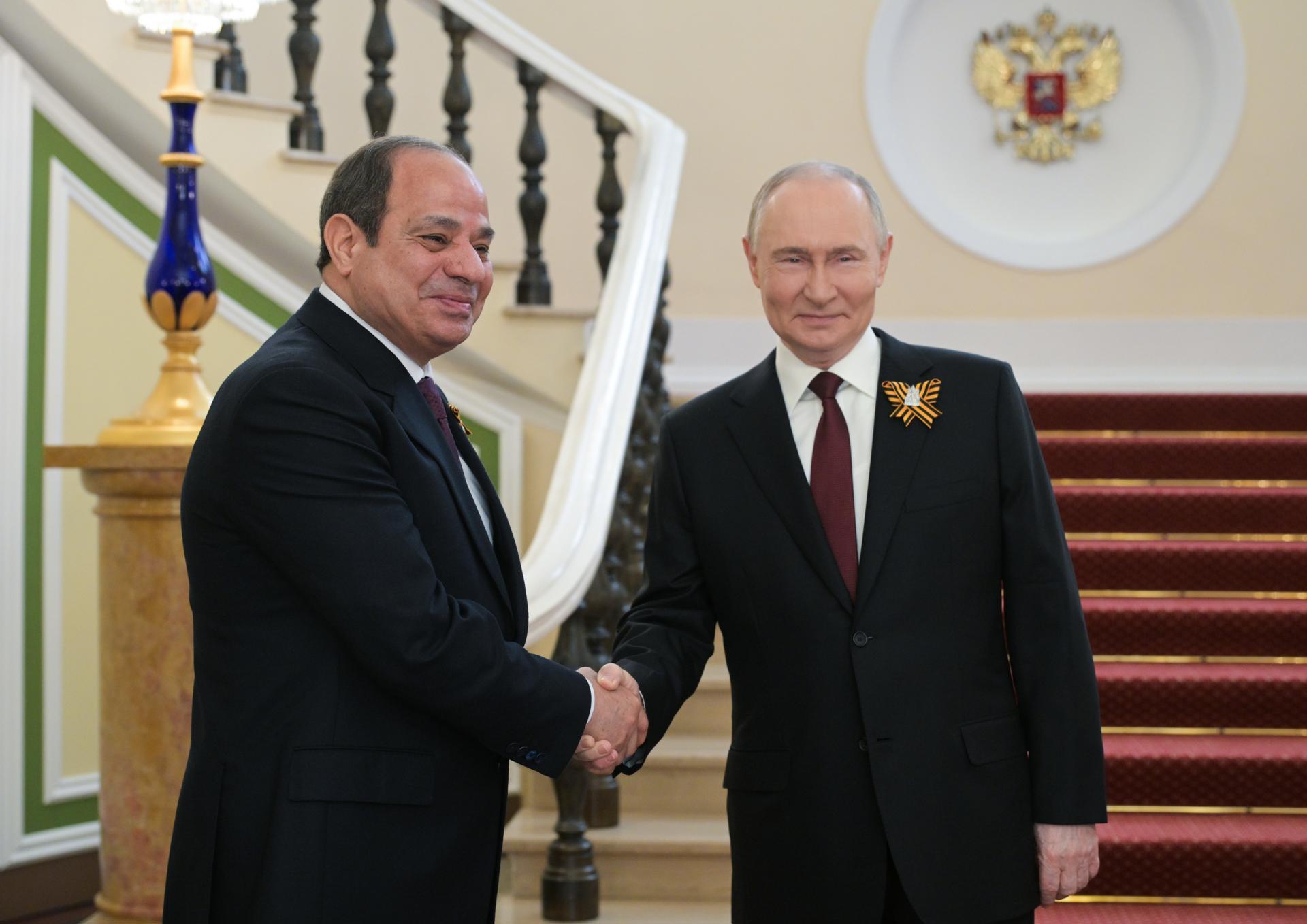 Una foto de mano puesta a disposición por la Agencia de Foto Host RIA Novosti muestra al Presidente de Rusia Vladímir Putin recibiendo al Presidente de Egipto Abdel Fattah al-Sisi (I) en el Kremlin antes del desfile militar del Día de la Victoria, que marca el 80 aniversario de la victoria en la Gran Guerra Patria, en la Plaza Roja de Moscú, Rusia, 09 de mayo de 2025. Rusia conmemora el 80 aniversario de la victoria en la Segunda Guerra Mundial sobre la Alemania nazi y sus aliados. La Unión Soviética perdió 27 millones de personas en la guerra. (Egipto, Alemania, Rusia, Moscú) EFE/EPA/ALEXEY NIKOLSKIY / HOST PHOTO AGENCY RIA NOVOSTI / HANDOUT HANDOUT SOLO PARA USO EDITORIAL/SIN VENTAS
