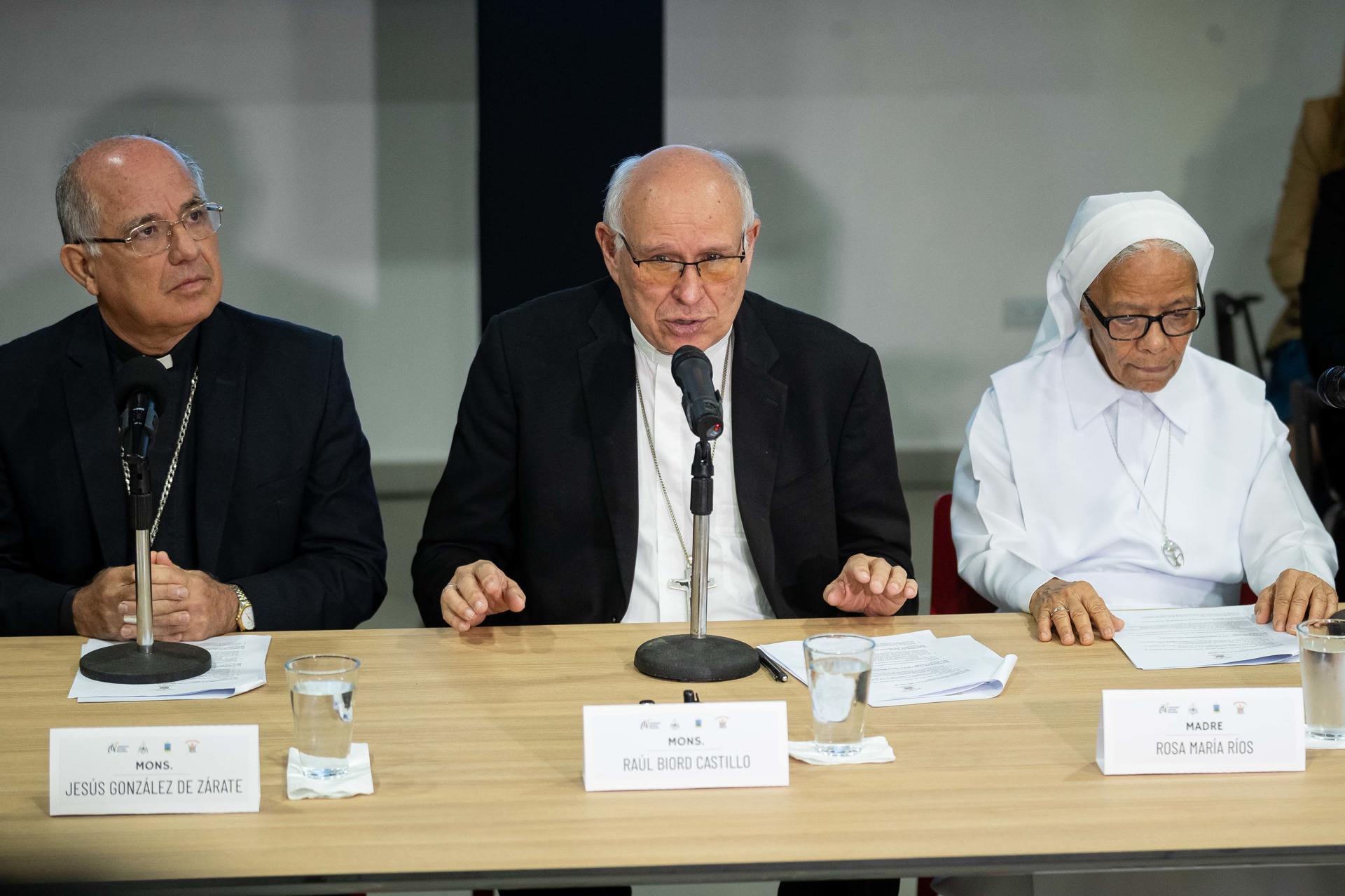 Monseñor Raul Biord Castillo (c) habla durante una rueda de prensa este miércoles, en Caracas (Venezuela). EFE/ Ronald Peña R.