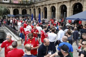 Aficionados del Manchester United se divierten en los bares de Bilbao a pocas horas de la final de la Europa League que este miércoles enfrentará a su equipo contra el Tottenham en el estadio de San Mamés. EFE/ Miguel Toña
