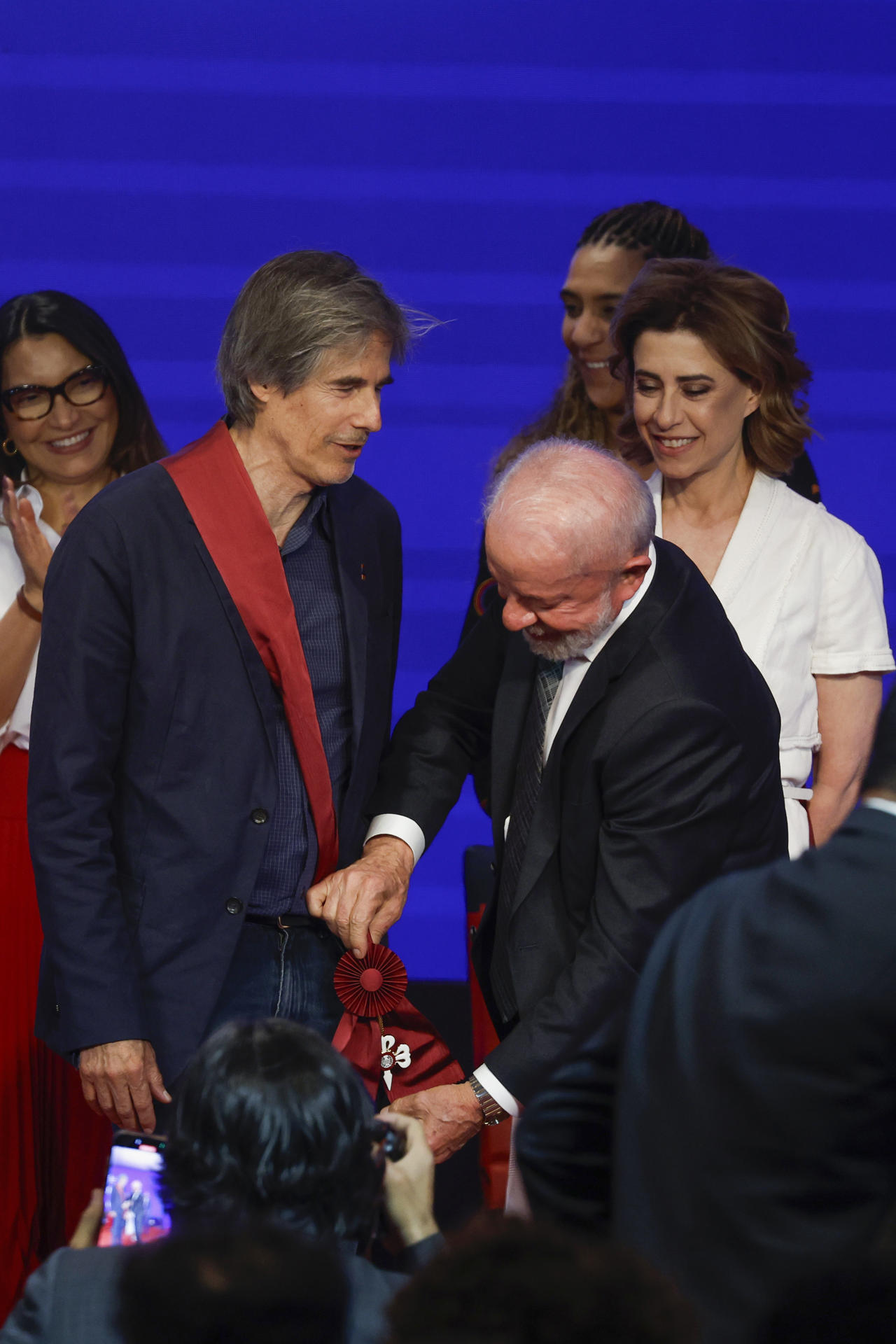 El presidente de Brasil, Luiz Inácio Lula da Silva (d), entrega la Medalla de la Orden del Mérito Cultural al director Walter Salles (i), por la película Ainda Estou Aqui, ganadora del Óscar a Mejor Película Internacional este año, durante un evento este 20 de mayo de 2025, en Río de Janeiro (Brasil). EFE/ Antonio Lacerda