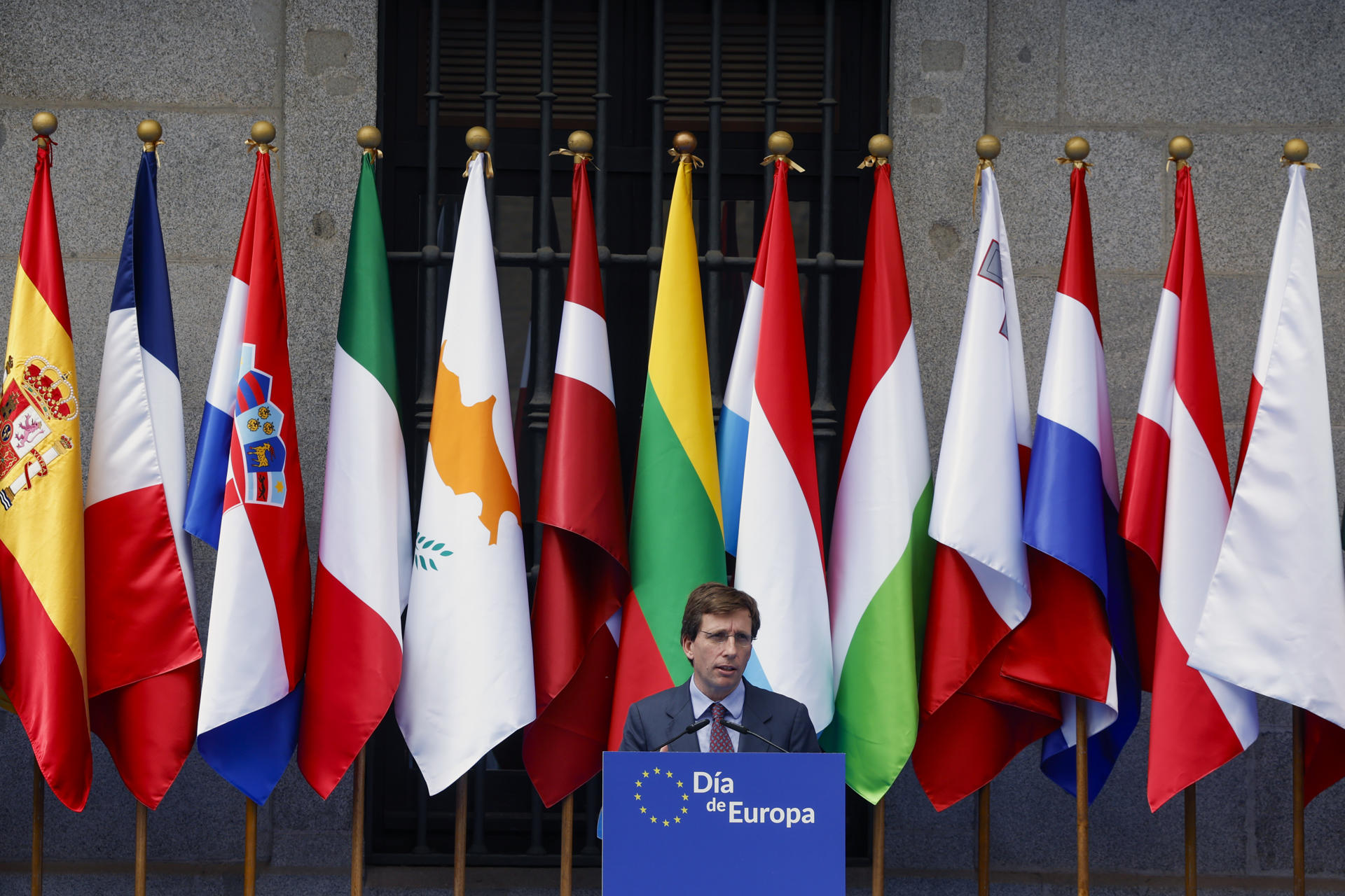 El alcalde de Madrid, José Luis Martínez-Almeida, acompañado por los portavoces de los grupos municipales, preside este viernes el acto conmemorativo del Día de Europa.-EFE/ JJ Guillén