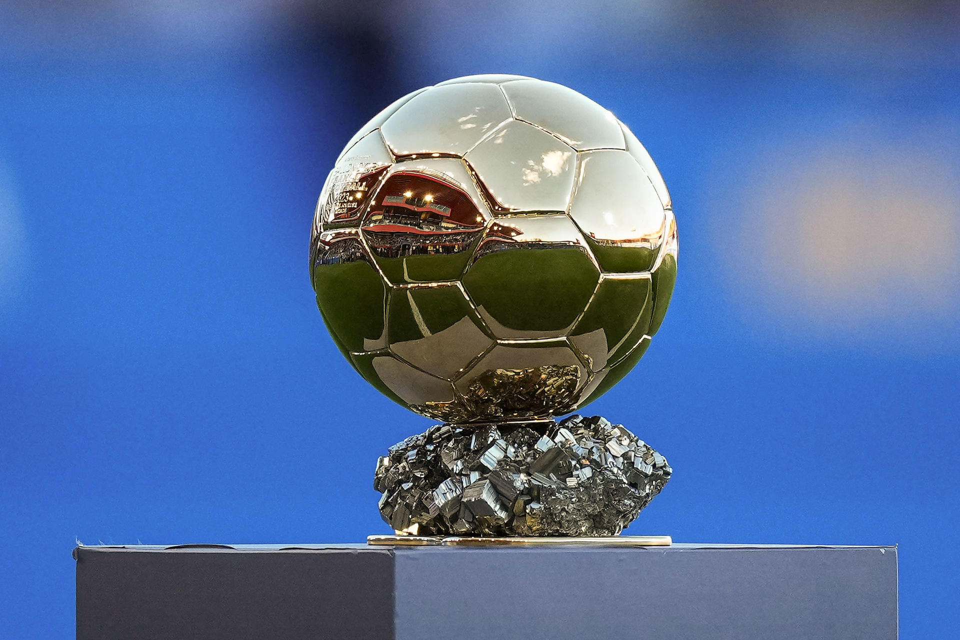 El Balón de Oro, que se se entregará el 22 de septiembre, en foto de archivo de Enric Fontcuberta. EFE