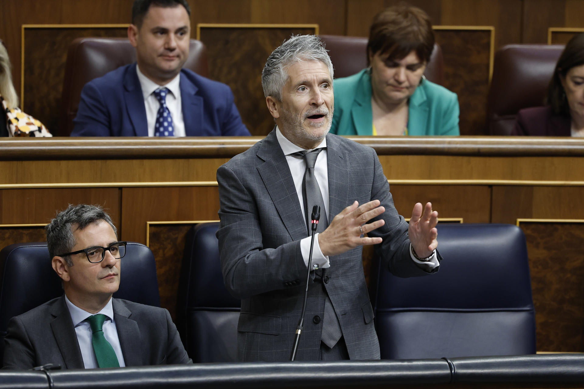El ministro del Interior, Fernando Grande-Marlaska, interviene durante la sesión de control al Gobierno que este miércoles celebra el Congreso. EFE/ Mariscal