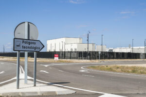 Vista del polígono tecnológico de Villanueva de Gállego (Zaragoza). Desde que Amazon Web Services puso sus ojos en Aragón para establecer sus centros de datos en 2019, la región se ha convertido en el polo de atracción de inversiones milmillonarias en campus tecnológicos, una oportunidad para la transformación digital que despierta recelos en algunos municipios. EFE/Javier Cebollada