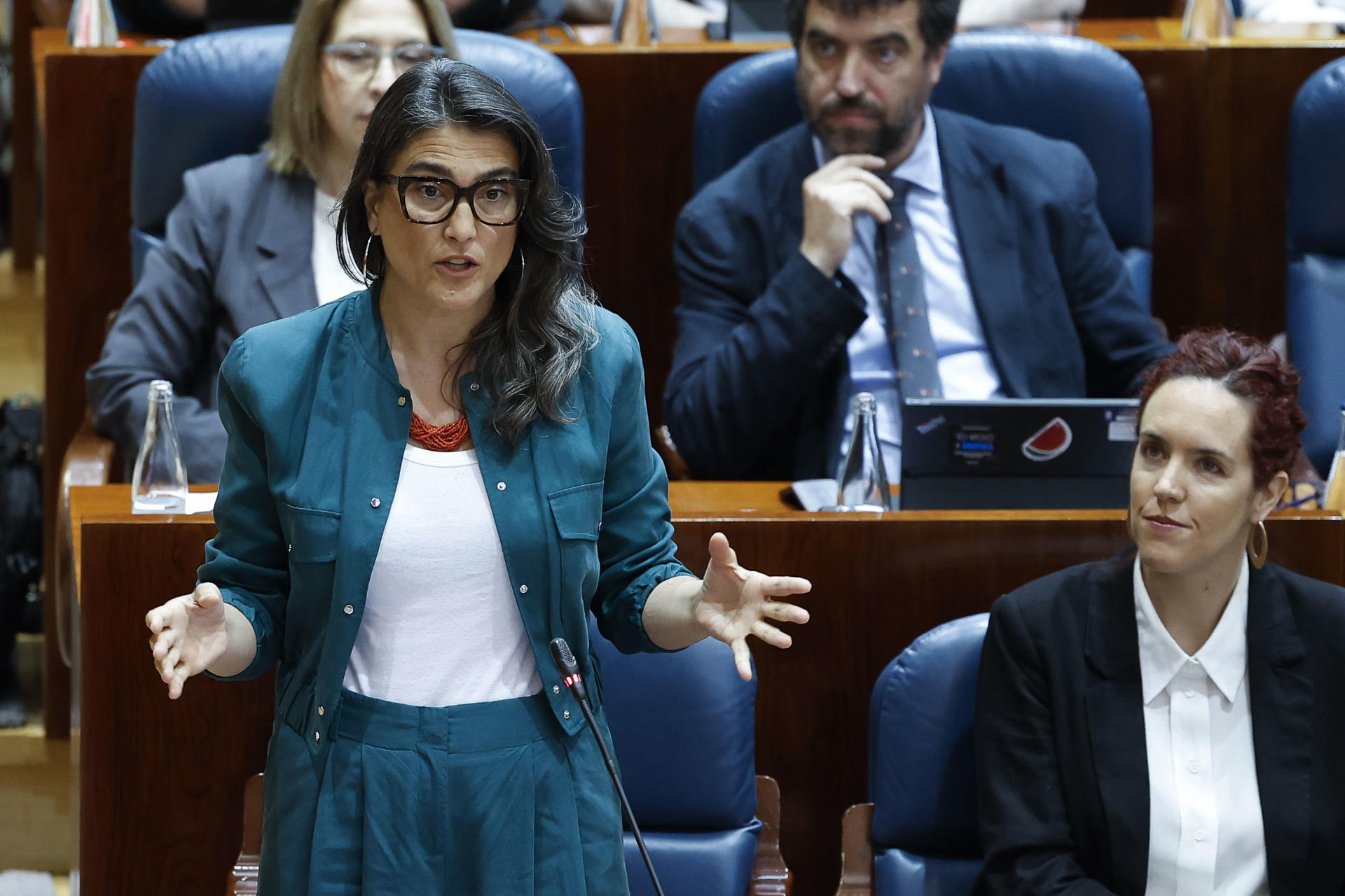 La portavoz de Más Madrid en la Asamblea de Madrid, Manuela Bergerot, interviene durante el pleno en la Asamblea de Madrid, este jueves. EFE/ Chema Moya
