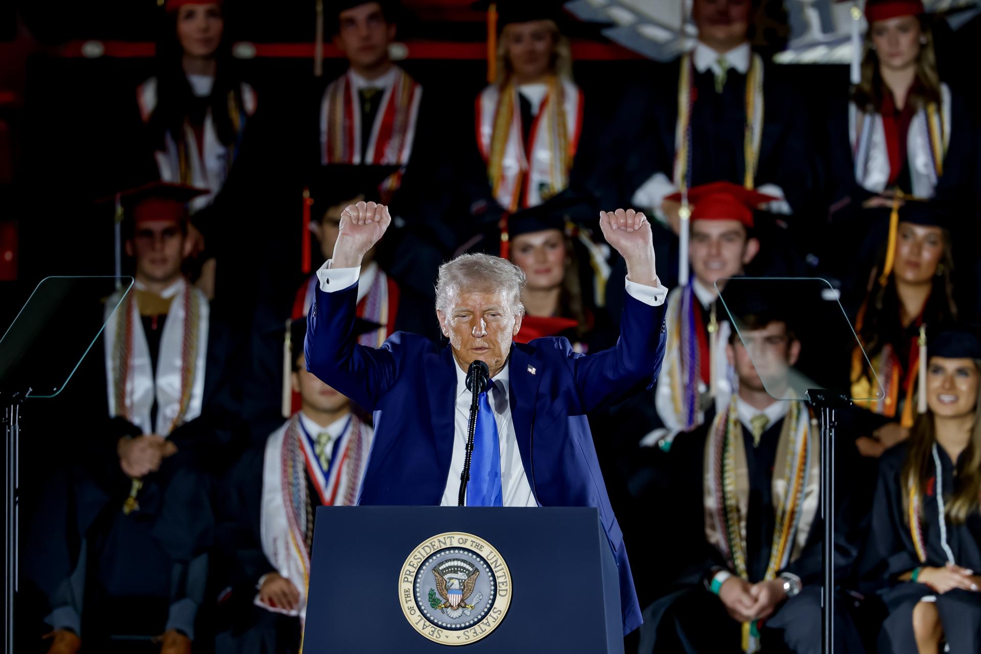El presidente estadounidense, Donald Trump, pronuncia el discurso de graduación en el Coleman Coliseum de la Universidad de Alabama en Tuscaloosa, Alabama, EE.UU., este 1 de mayo de 2025. EFE/EPA/ERIK S. LESSER