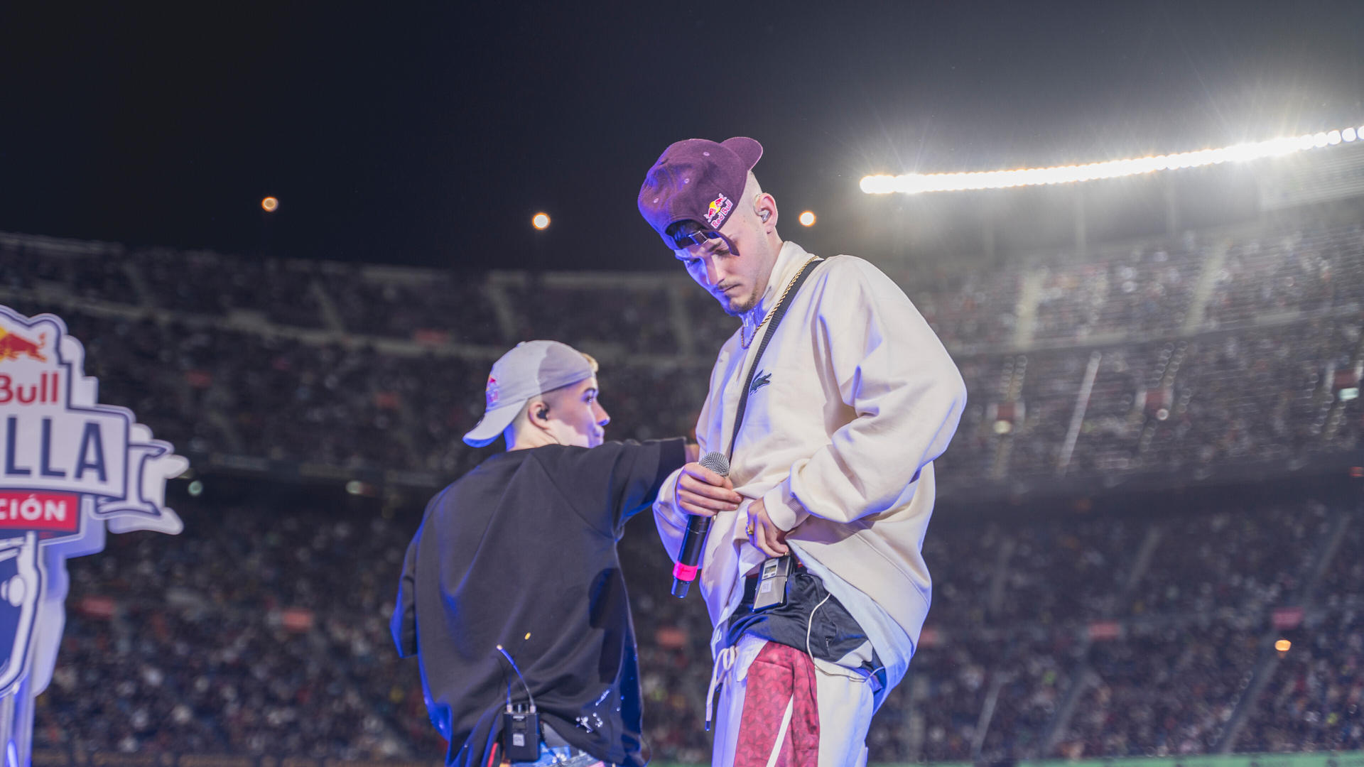 Red Bull Batalla celebrará en Barcelona su vigésima edición con el regreso del madrileño Bnet, leyenda del ‘freestyle’ y campeón internacional, tras varios años alejado de los escenarios. En la imagen, Bnet and Gazir durante la final disputada en el Camp Nou, en marzo de 2023. EFE // IMAGEN CEDIDA POR RED BULL//