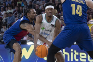 El jugador del Unicaja Málaga, Kameron Taylor (c) con el balón ante los jugadores del FC Barcelona, Kevin Punter (i) y "Willy" Hernangómez (d) durante el partido de la jornada 29 de la Liga Endesa que disputaron en el Palau Blaugrana de Barcelona en foto de archivo de Marta Pérez . EFE