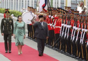 BANGKOK (Tailandia), 19/05/2025.- La primera ministra tailandesa, Paetongtarn Shinawatra (2-i), y el presidente indonesio, Prabowo Subianto (c), pasan revista a la guardia de honor durante una ceremonia de bienvenida en la Casa de Gobierno en Bangkok, Tailandia, el 19 de mayo de 2025. EFE/EPA/NARONG SANGNAK