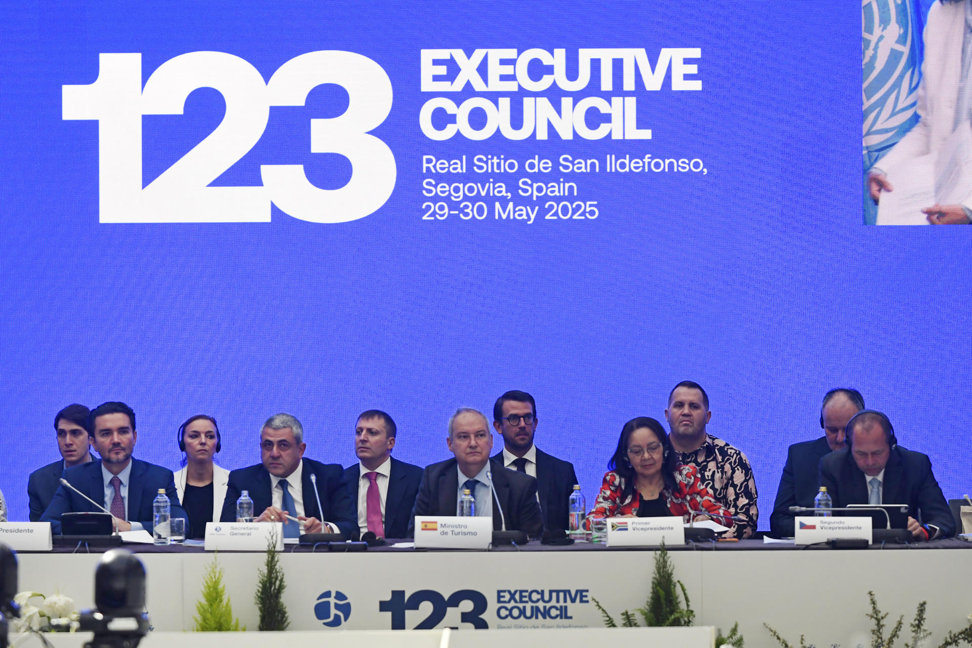 El ministro español de Industria y turismo, Jordi Hereu (c), durante su intervención en el 123 consejo ejecutivo de la OMT celebrado en Segovia. ONU Turismo elige este viernes su consejo ejecutivo entre cinco candidatos a la persona que se pondrá al frente de la Secretaría General de la organización durante los próximos cuatros años. EFE/ Pablo Martin
