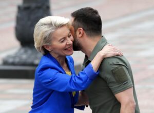 Foto archivo. Volodymyr Zelensky (R) y Ursula von der Leyen (L) (Rusia, Ucrania) EFE/EPA/SERGEY DOLZHENKO