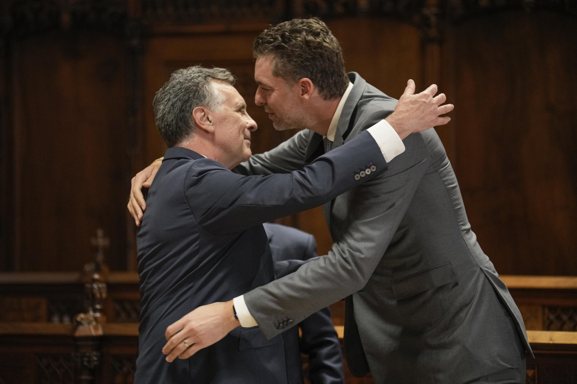 El exjugador de baloncesto Pau Gasol recibe la Medalla de Oro al Mérito Deportivo del Ayuntamiento de Barcelona junto a su padre Agustí Gasol, este martes en el Saló de Cent de l'Ajuntament de Barcelona. EFE/Alejandro García
