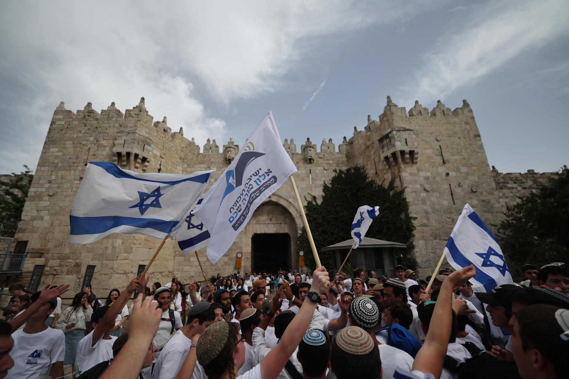 Israelíes de derecha se reúnen ante la Puerta de Damasco durante la 'Marcha de la Bandera' israelí en la Ciudad Vieja de Jerusalén, 26 de mayo de 2025. La 'Marcha de la Bandera' anual de la derecha israelí conmemora el establecimiento del control israelí sobre la Ciudad Vieja de Jerusalén después de la guerra de los seis días en 1967. La celebración del Día de Jerusalén ha sido considerada durante mucho tiempo por los palestinos como una provocación. (Damasco, Jerusalén) EFE/EPA/ATEF SAFADI