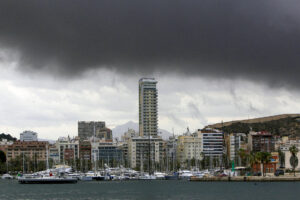 Aspecto de la salida del sol esta semana de mayo desde Barcelona en una mañana soleada con intervalos de nubes finas cruzando de oeste a este en Cataluña. EFE/Marta Pérez