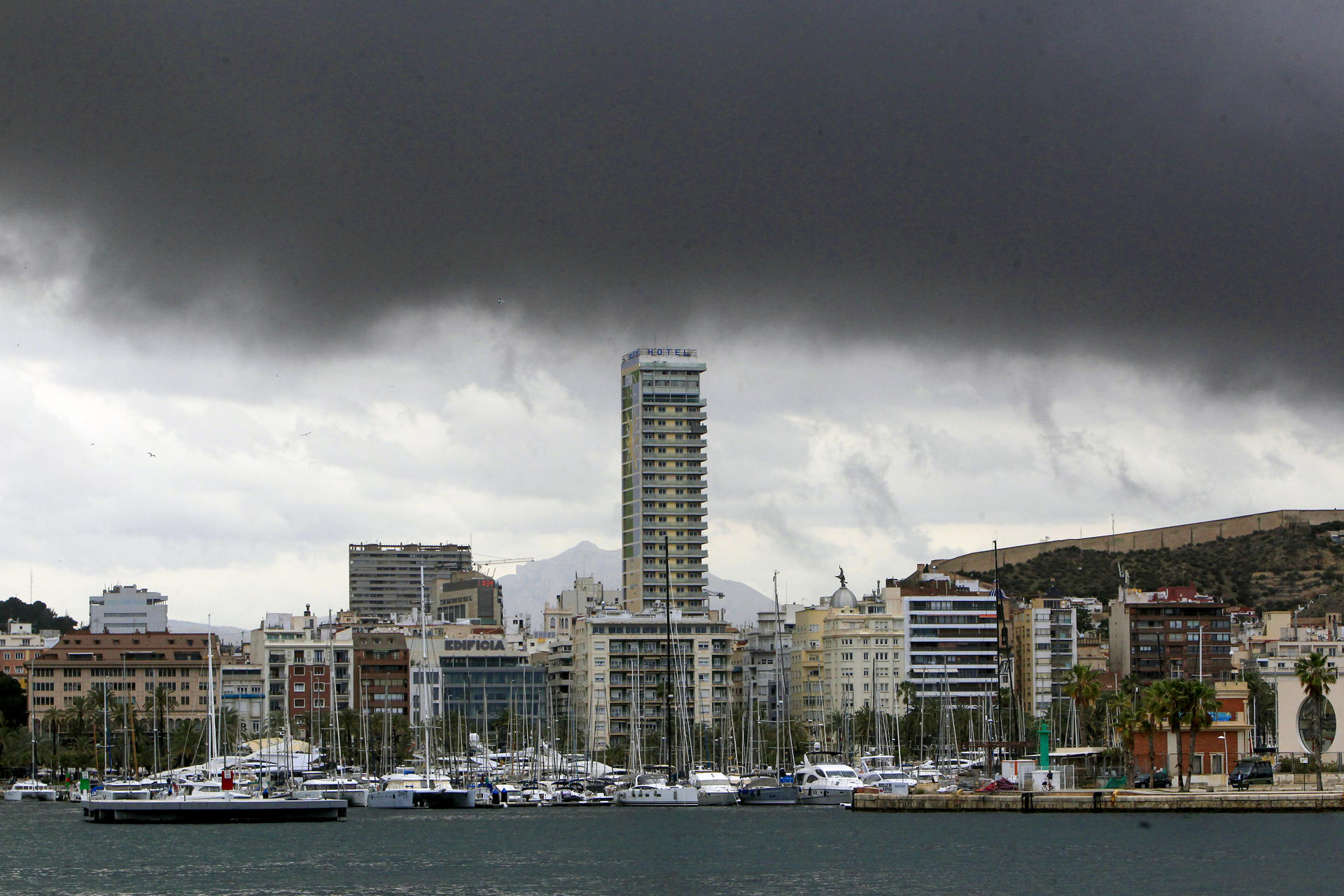 Vista general de la ciudad de Alicante este viernes. EFE/Morell