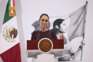 La presidenta de México, Claudia Sheinbaum, habla durante su rueda de prensa este jueves, en Palacio Nacional en Ciudad de México (México). EFE/José Méndez