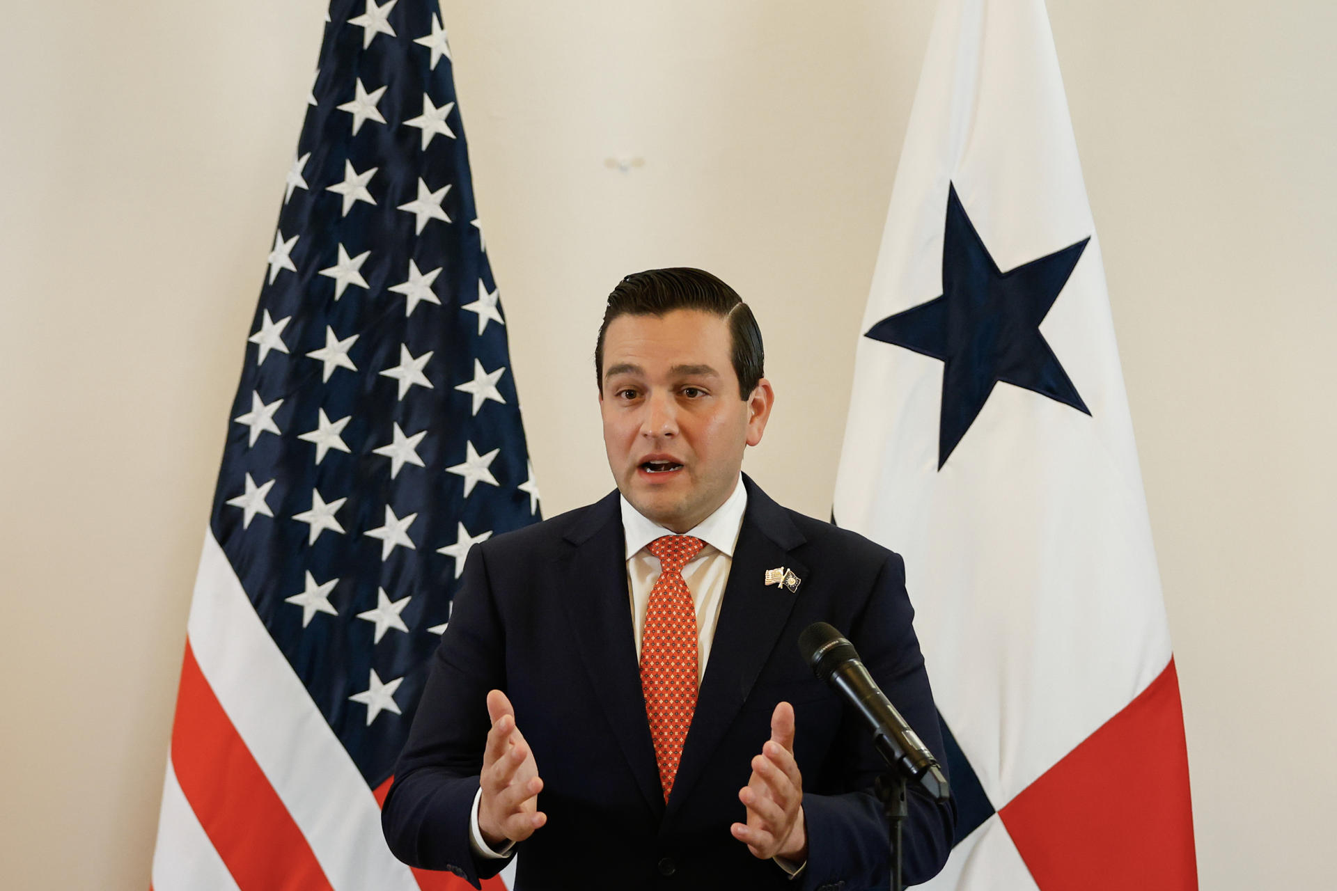 El embajador de Estados Unidos en Panamá, Kevin Marino Cabrera, habla en una rueda de prensa este 8 de mayo de 2025, en Ciudad de Panamá (Panamá). EFE/ Bienvenido Velasco