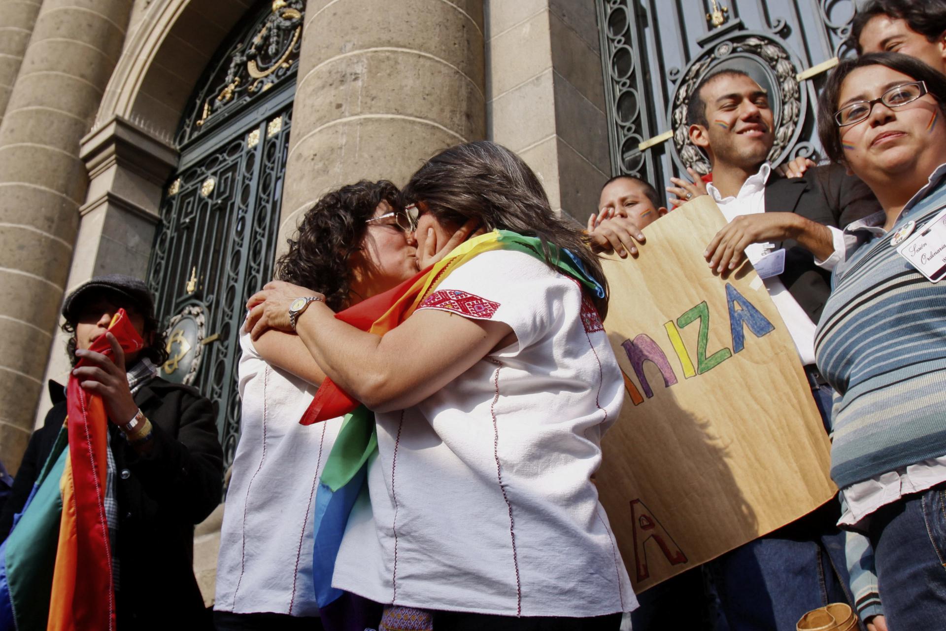 Una pareja de homosexuales. EFE Archivo/Isaac Esquivel