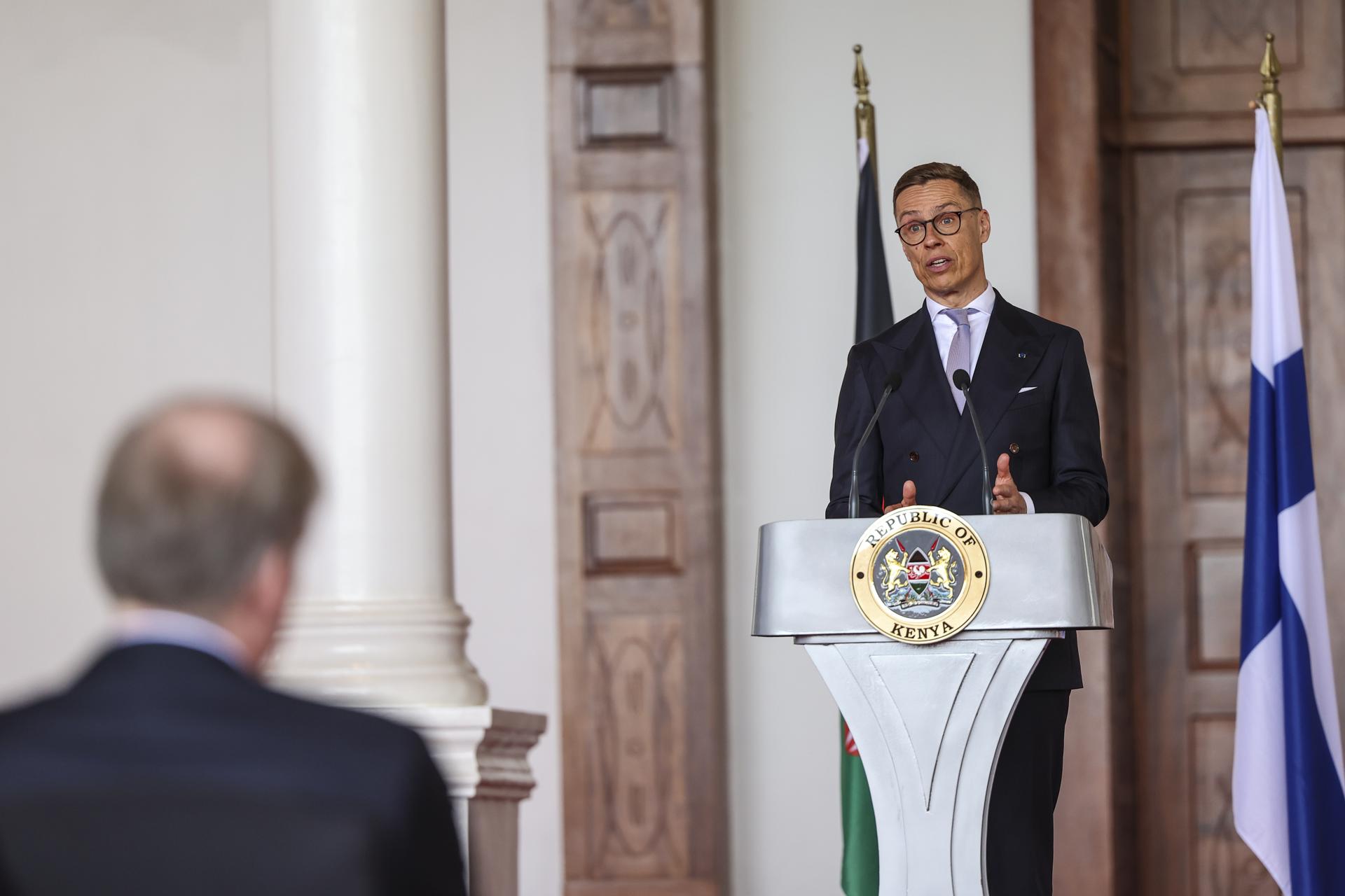 El presidente de Finlandia, Alexander Stubb (derecha), se dirige a los medios de comunicación durante una conferencia de prensa conjunta con su homólogo keniano, el presidente William Ruto (no aparece en la imagen), tras mantener conversaciones bilaterales en la Casa de Gobierno de Nairobi, Kenia, el 12 de mayo de 2025. La pareja presidencial finlandesa se encuentra en una visita de Estado de tres días a Kenia, cuyo objetivo es intensificar la cooperación entre Finlandia y Kenia. (Finlandia, Kenia) EFE/EPA/DANIEL IRUNGU