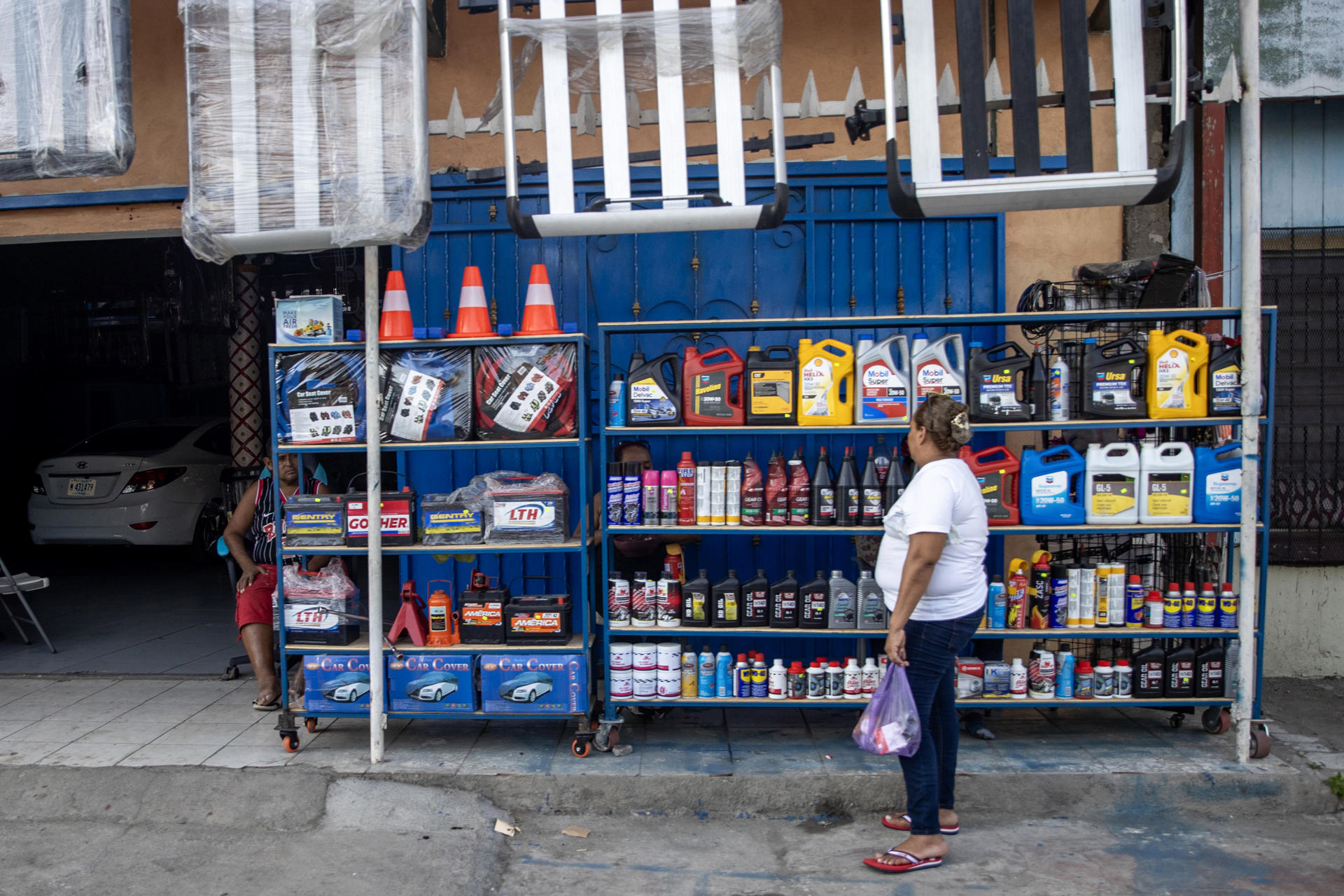 Una mujer observa una estantería con productos para vehículos este miércoles, en Managua (Nicaragua). EFE/ STR