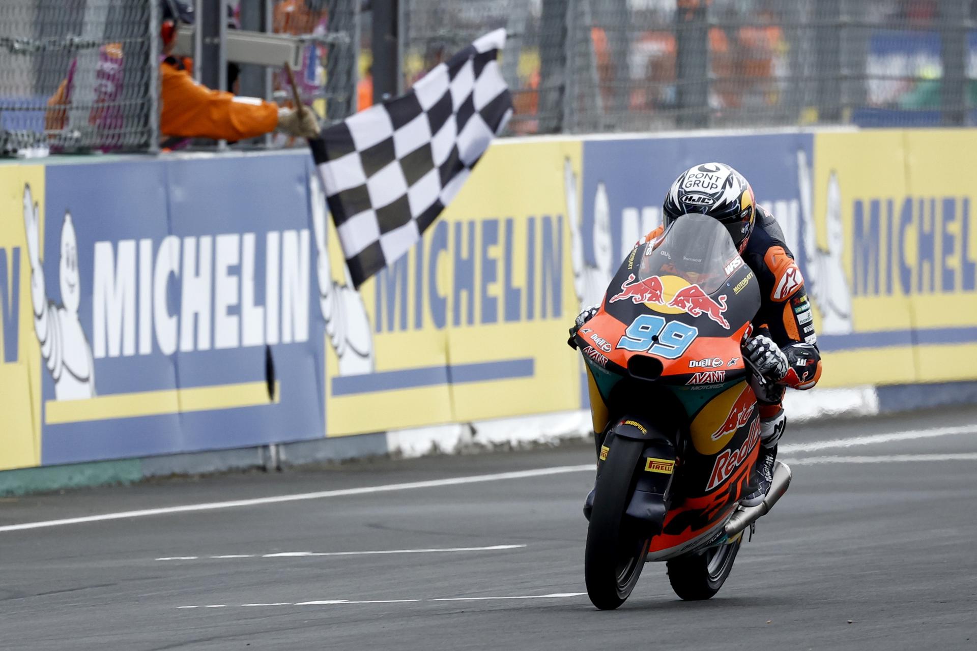 El piloto español José Antonio Rueda, del equipo Red Bull KTM Ajo, cruza la línea de meta para ganar la carrera de Moto3 en el Gran Premio de Francia de Motociclismo en Le Mans, Francia. EFE/EPA/CHRISTOPHE PETIT TESSON