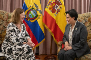 Fotografía cedida por el Ministerio de Relaciones Exteriores y Movilidad Humana de Ecuador de la presidenta del Congreso de los Diputados de España, Francina Armengol (i), hablando con la ministra de Relaciones Exteriores de Ecuador, Gabriela Sommerfeld, durante una reunión bilateral en Quito (Ecuador). EFE/ Ministerio de Relaciones Exteriores y Movilidad Humana de Ecuador