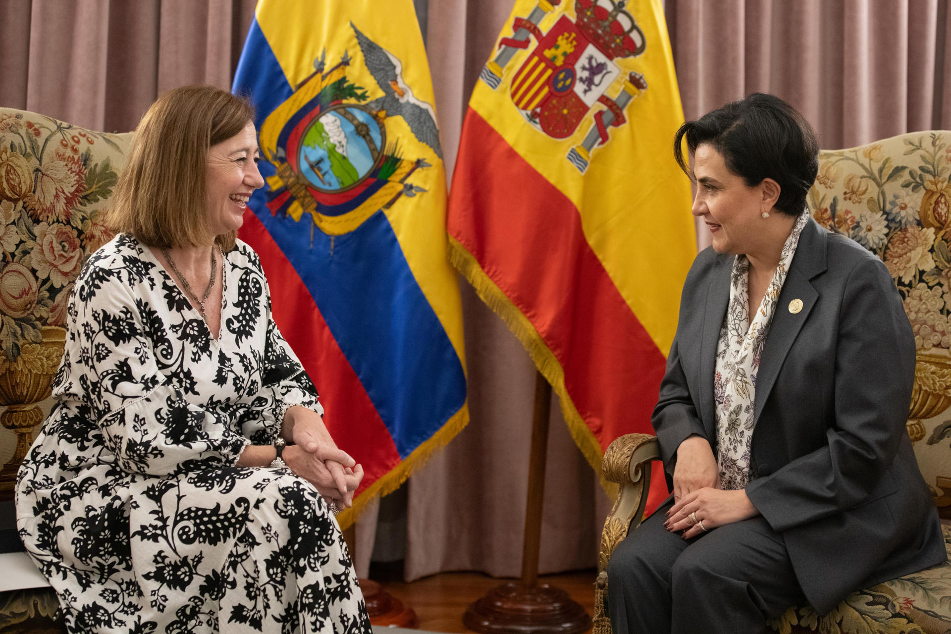 Fotografía cedida por el Ministerio de Relaciones Exteriores y Movilidad Humana de Ecuador de la presidenta del Congreso de los Diputados de España, Francina Armengol (i), hablando con la ministra de Relaciones Exteriores de Ecuador, Gabriela Sommerfeld, durante una reunión bilateral en Quito (Ecuador). EFE/ Ministerio de Relaciones Exteriores y Movilidad Humana de Ecuador